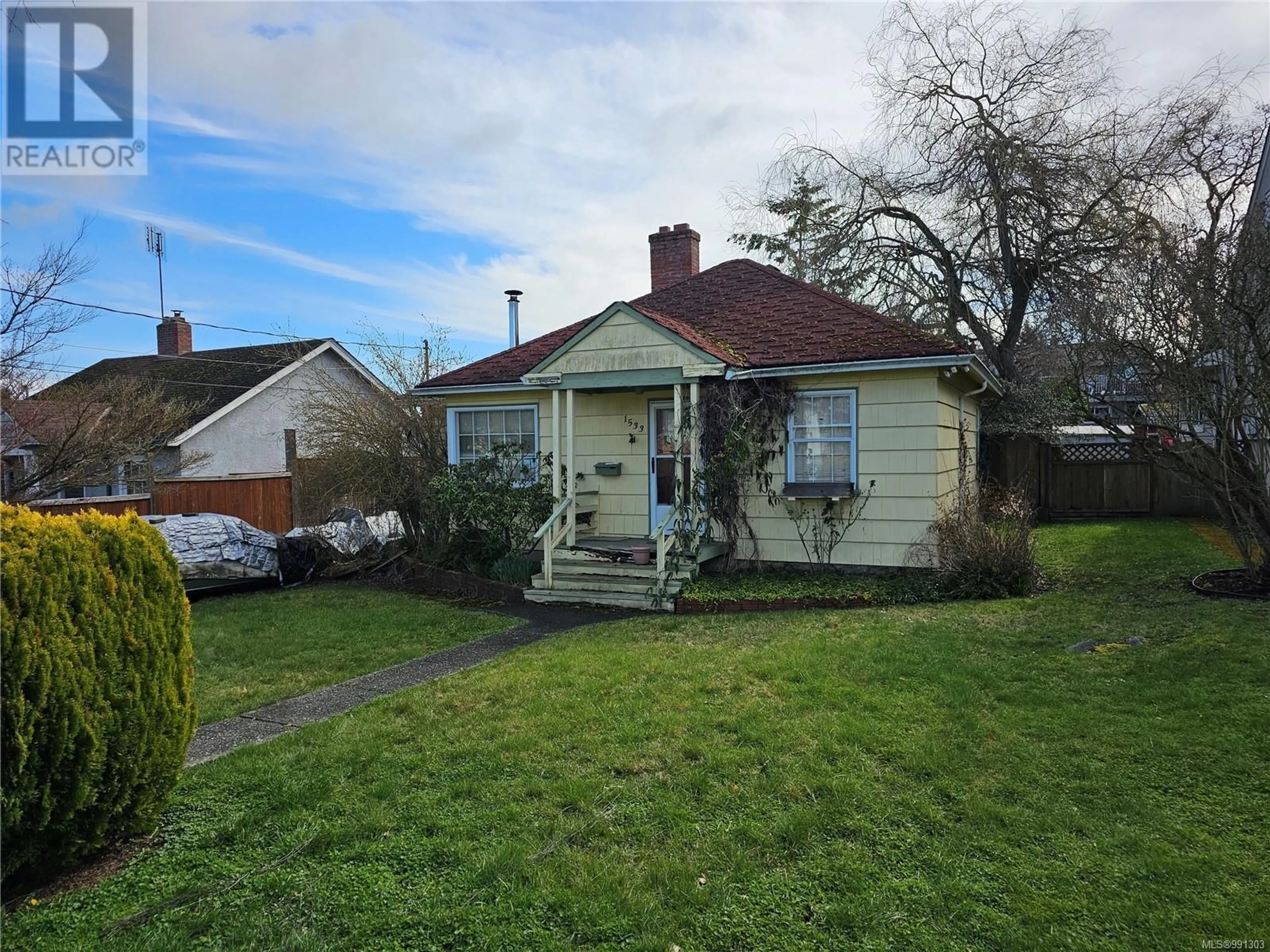 A pic from outside/outdoor area/front of a property/back of a property/a pic from drone, street for 1533 OAKLAND AVENUE, Victoria British Columbia V8T2L1