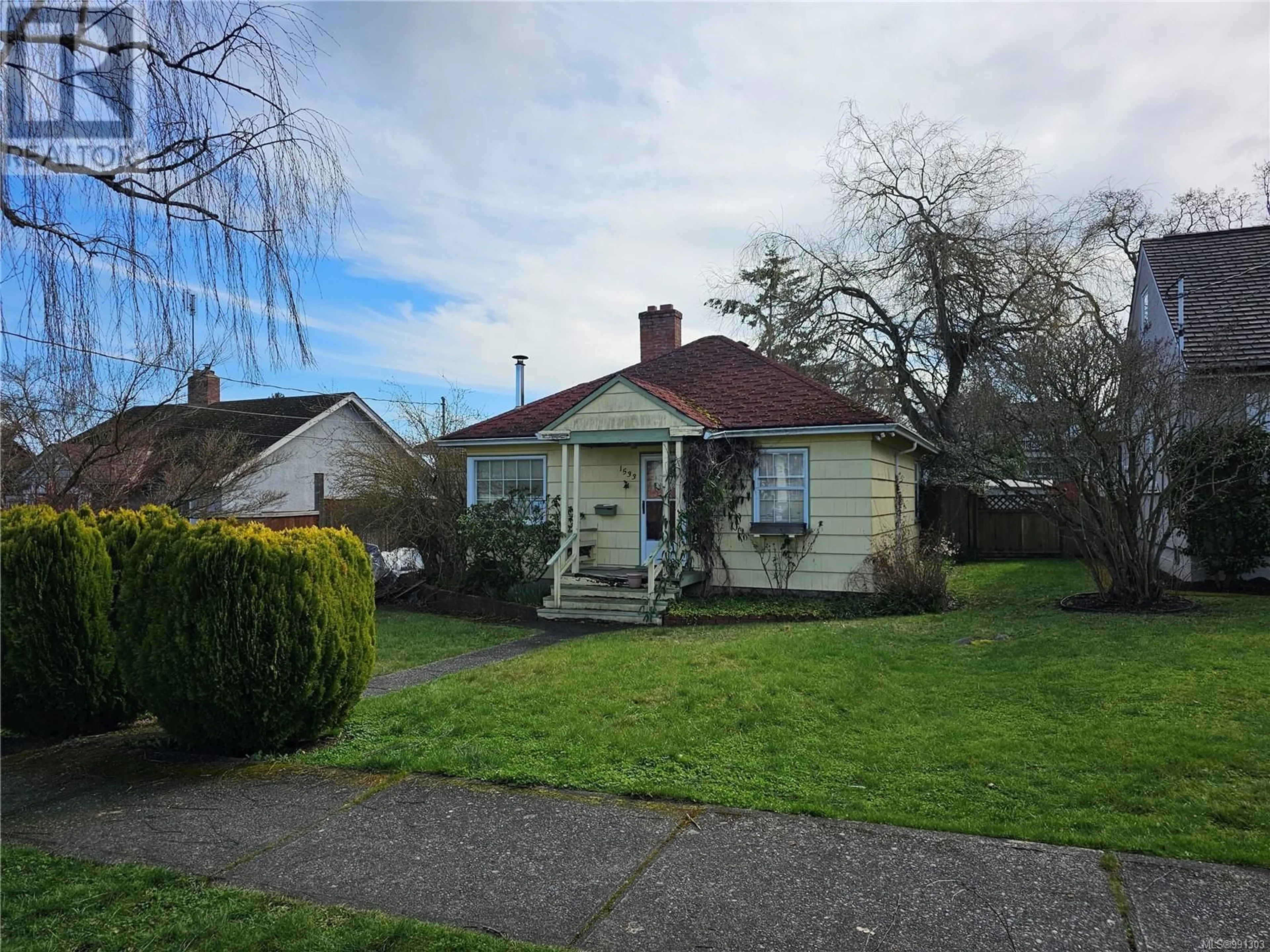 A pic from outside/outdoor area/front of a property/back of a property/a pic from drone, street for 1533 OAKLAND AVENUE, Victoria British Columbia V8T2L1