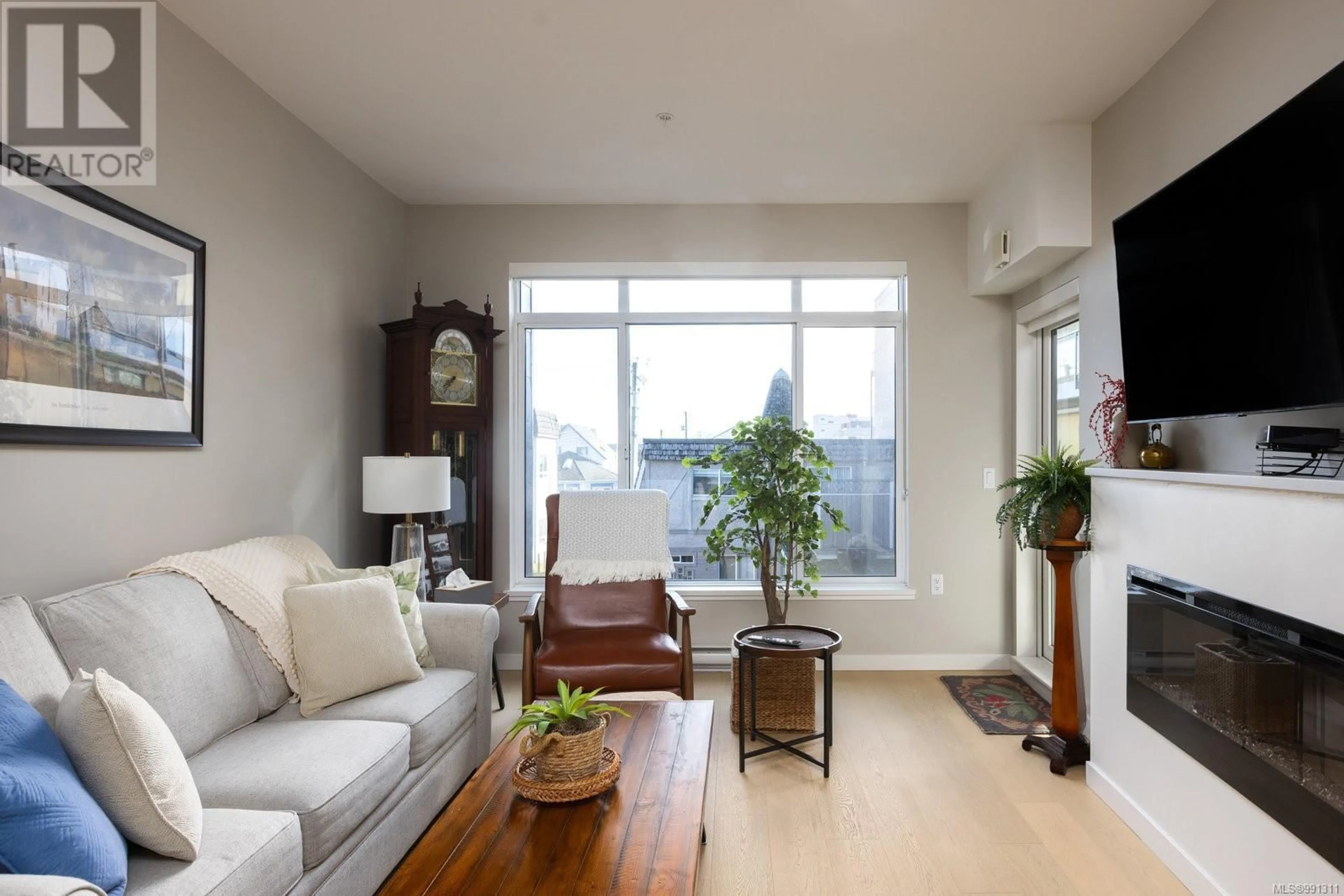 Living room with furniture, unknown for 303 9775 Fourth St, Sidney British Columbia V8L2Z8