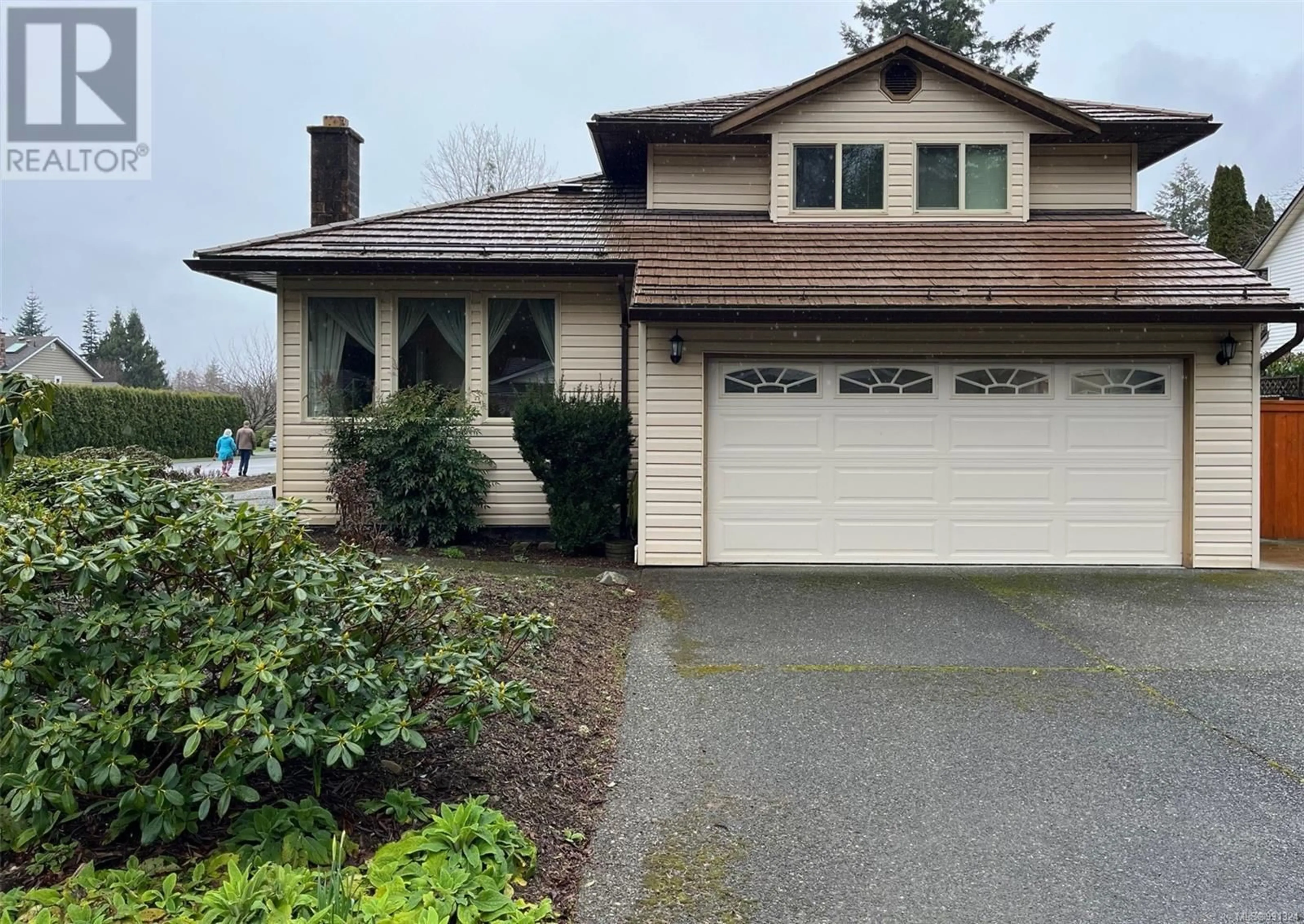 Home with vinyl exterior material, street for 189 Donovan Dr, Comox British Columbia V9M2T1