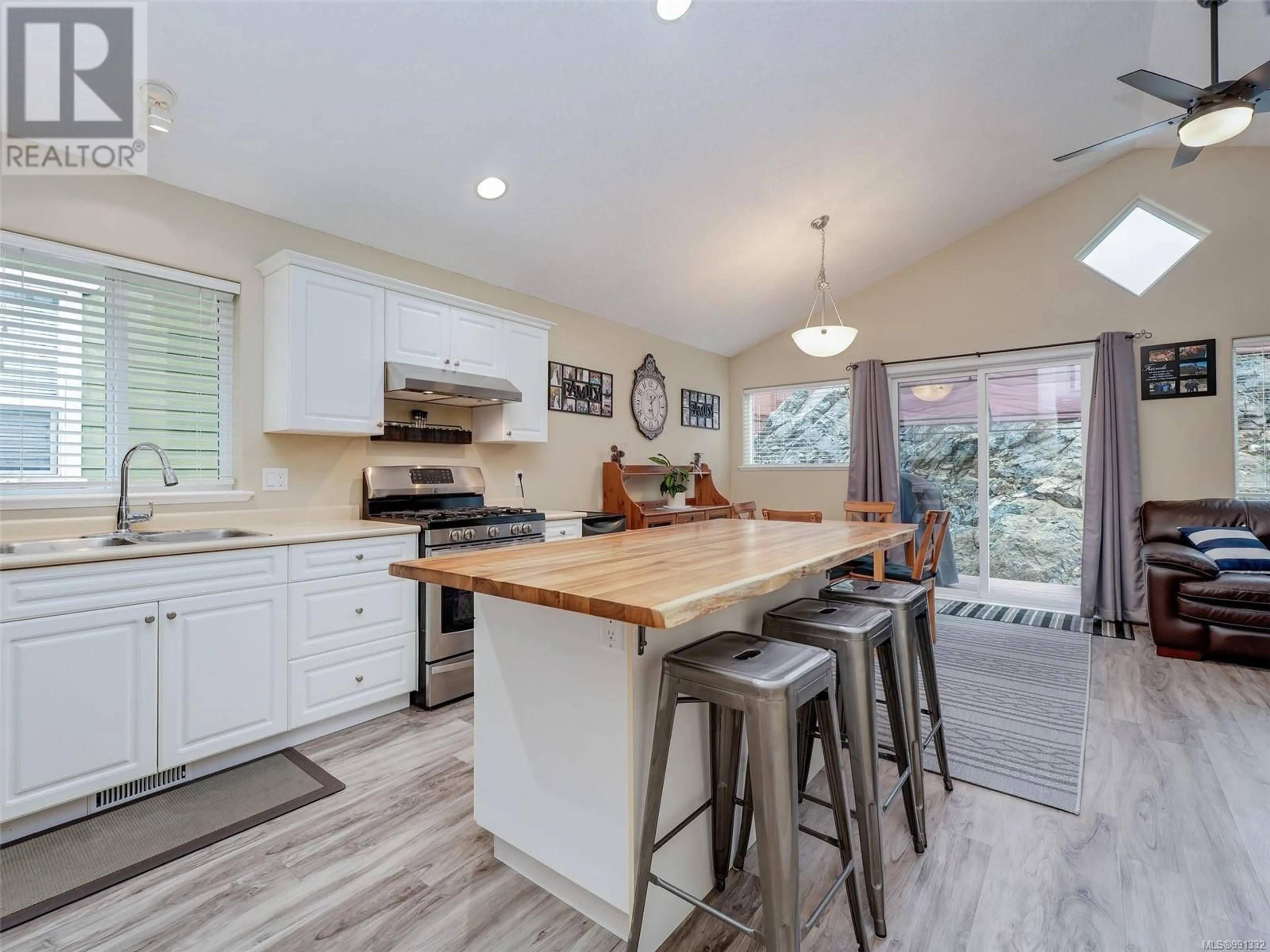 Open concept kitchen, unknown for 695 Sunshine Terr, Langford British Columbia V9B6A3