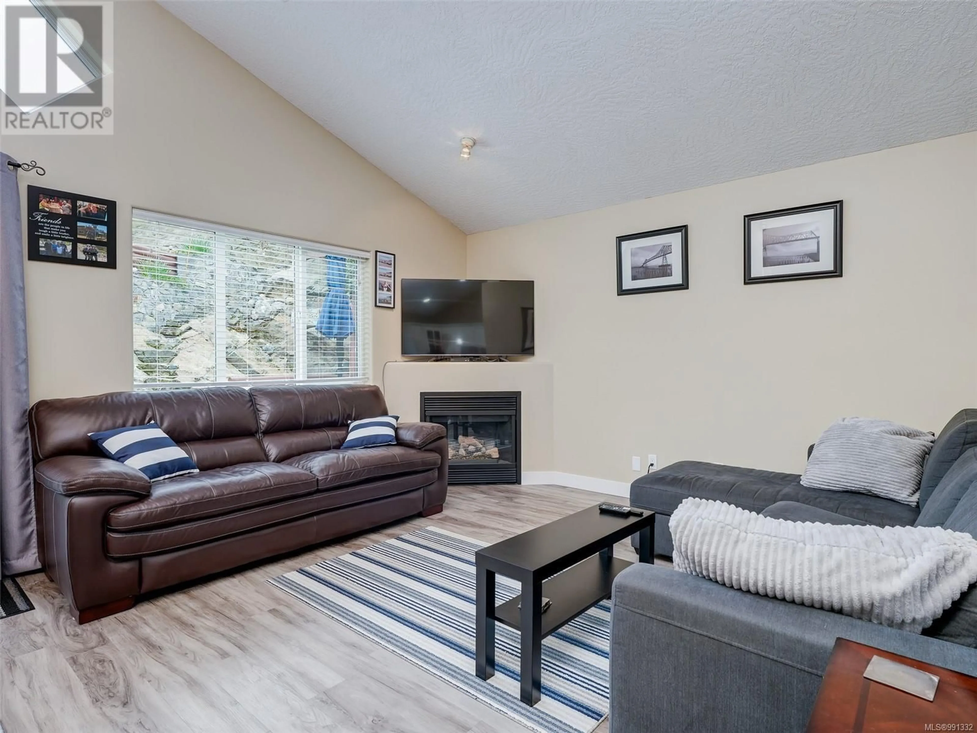 Living room with furniture, wood/laminate floor for 695 Sunshine Terr, Langford British Columbia V9B6A3