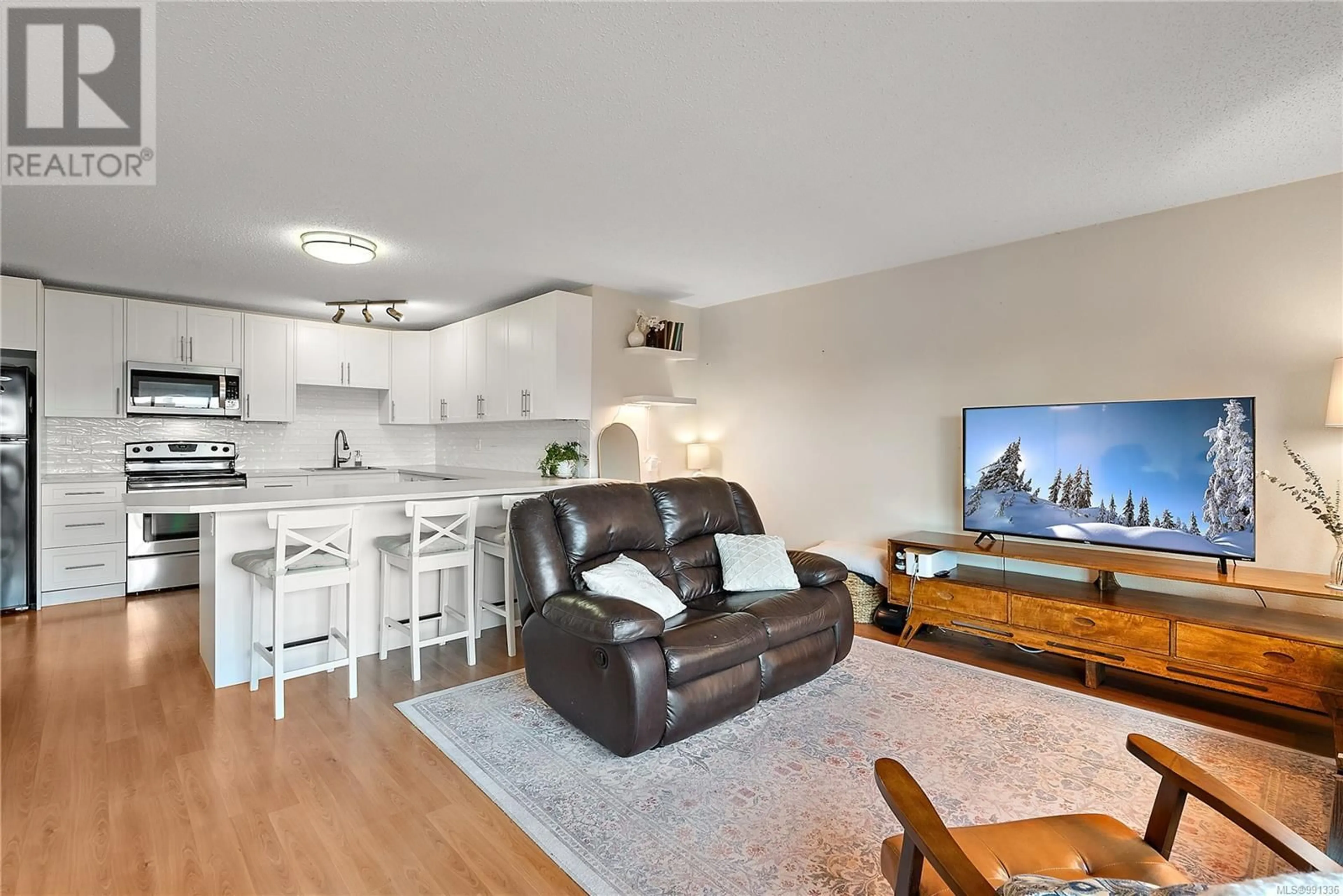 Living room with furniture, wood/laminate floor for 409 1525 Hillside Ave, Victoria British Columbia V8T2C1