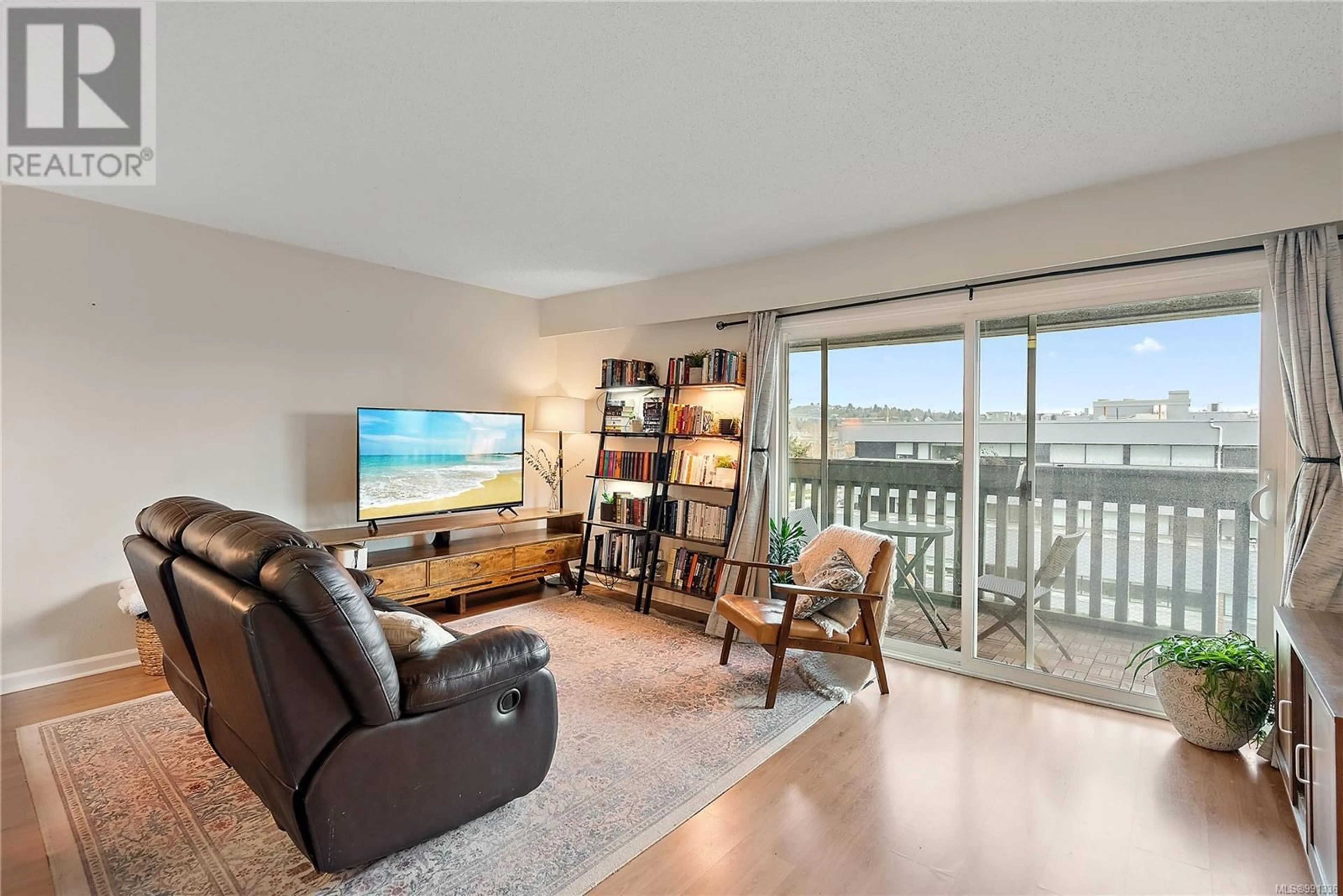 Living room with furniture, wood/laminate floor for 409 1525 Hillside Ave, Victoria British Columbia V8T2C1