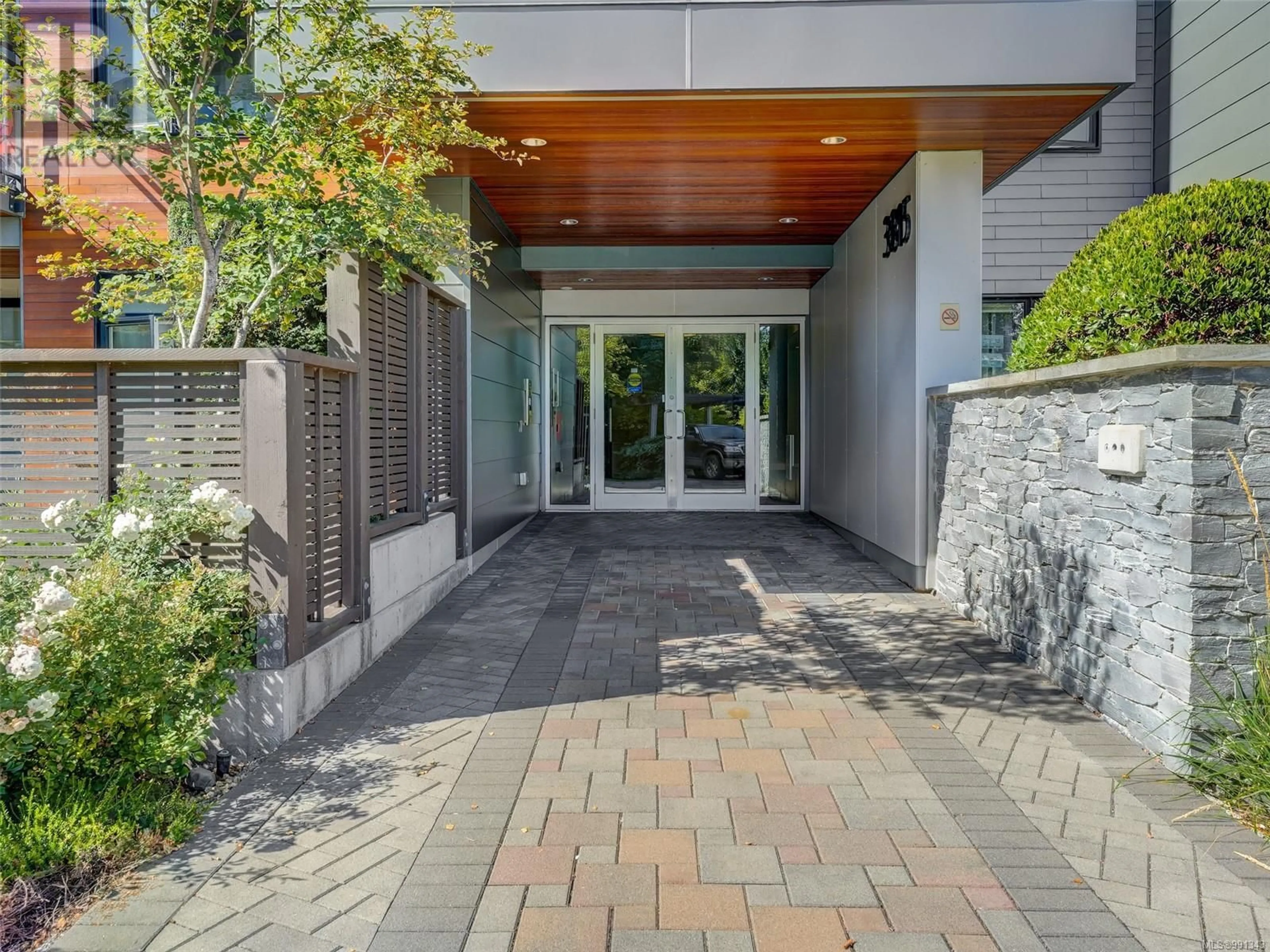 Indoor entryway for 402 3815 Rowland Ave, Saanich British Columbia V8Z0E1