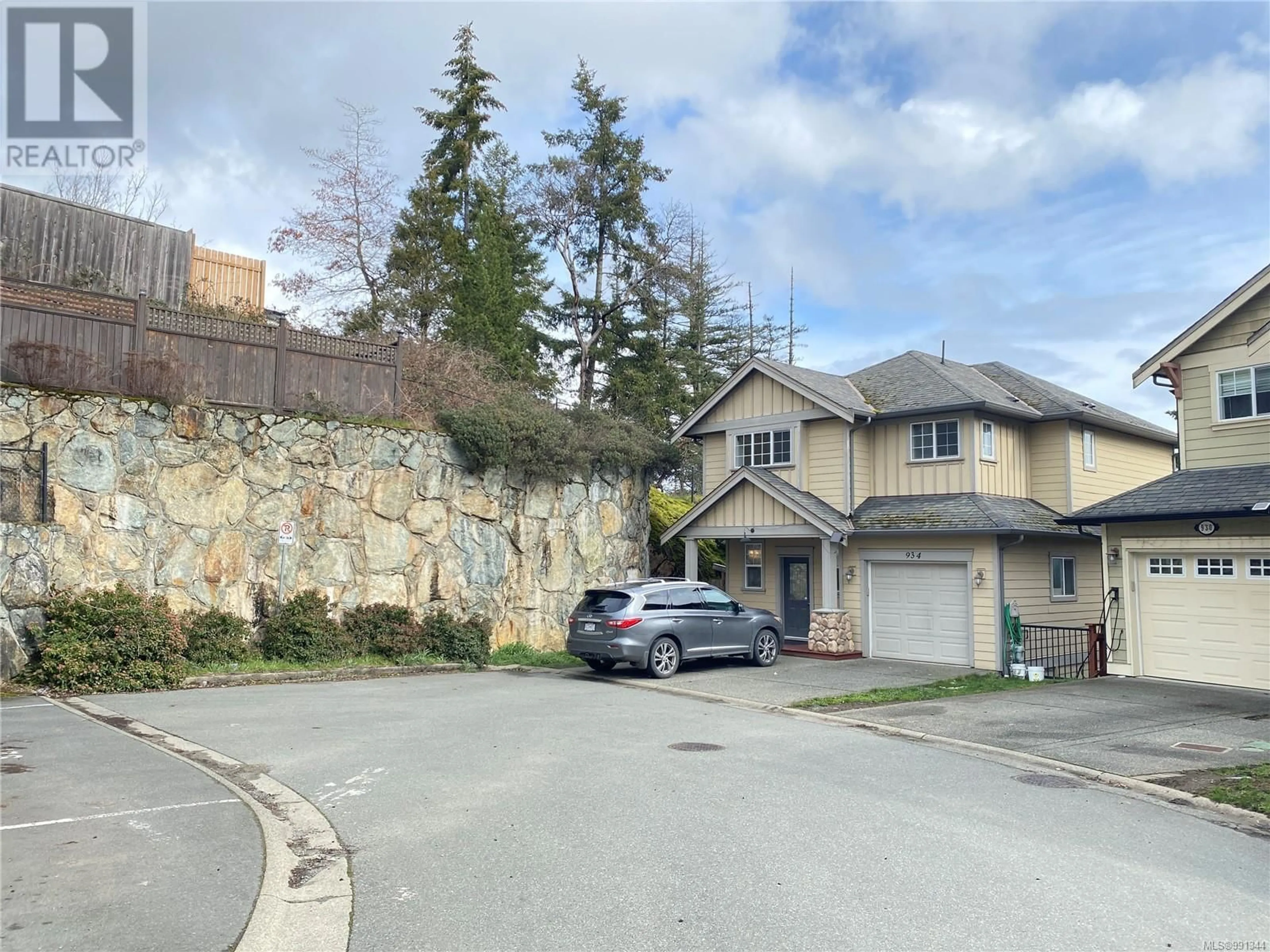 A pic from outside/outdoor area/front of a property/back of a property/a pic from drone, street for 934 Bullen Crt, Langford British Columbia V9B6W5