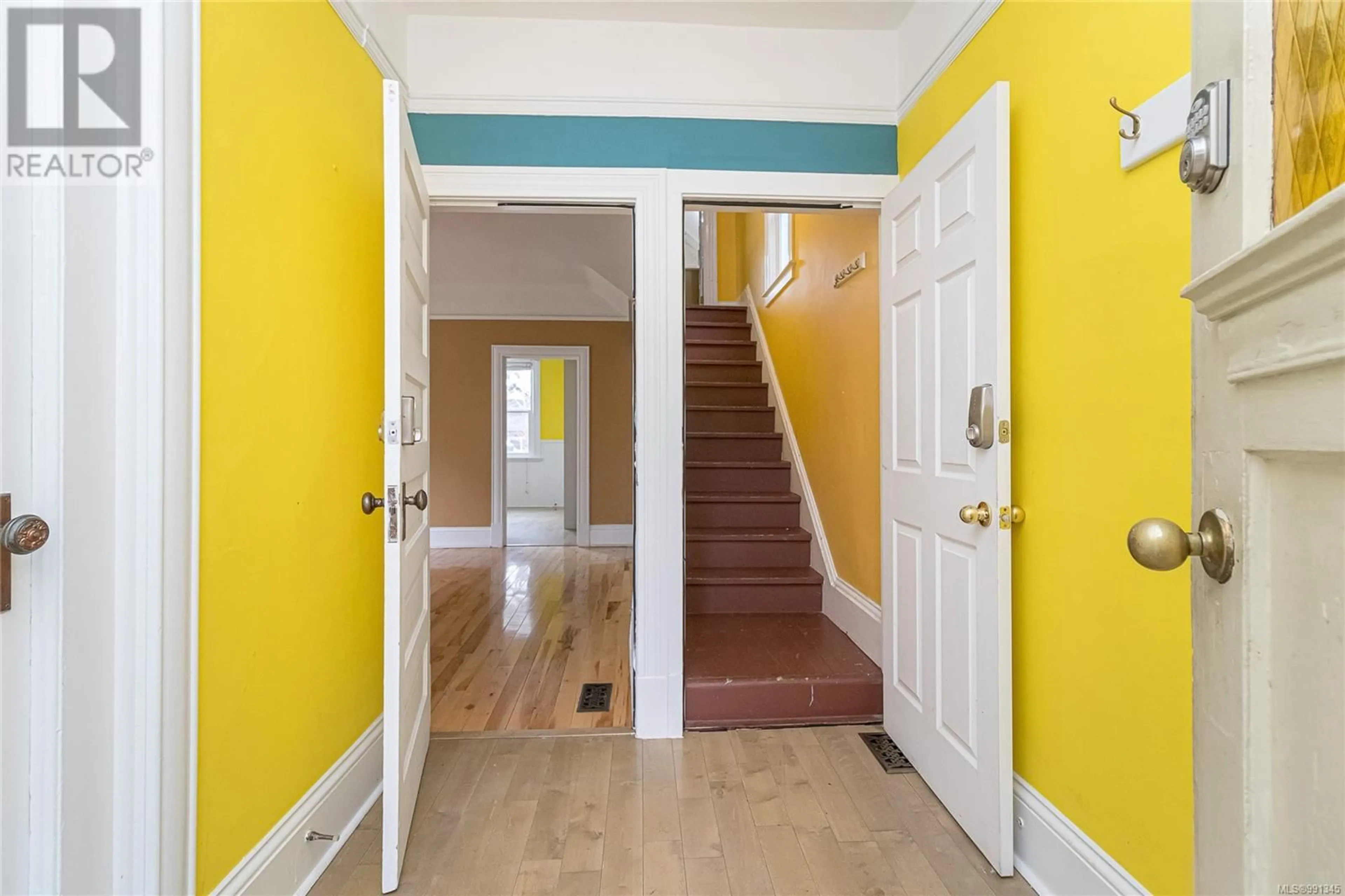 Indoor entryway for 146 Simcoe St, Victoria British Columbia V8V1K4