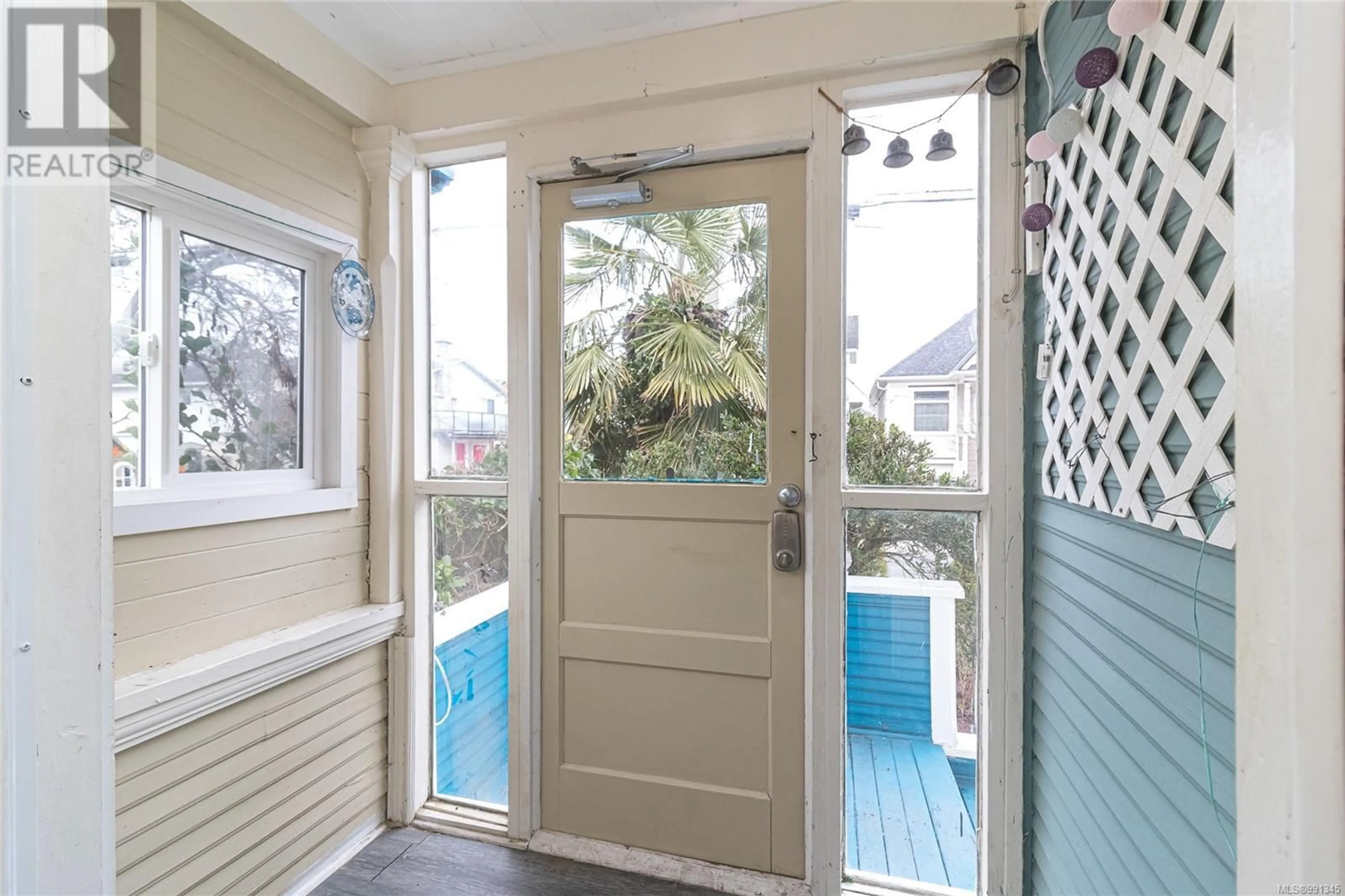 Indoor entryway for 146 Simcoe St, Victoria British Columbia V8V1K4