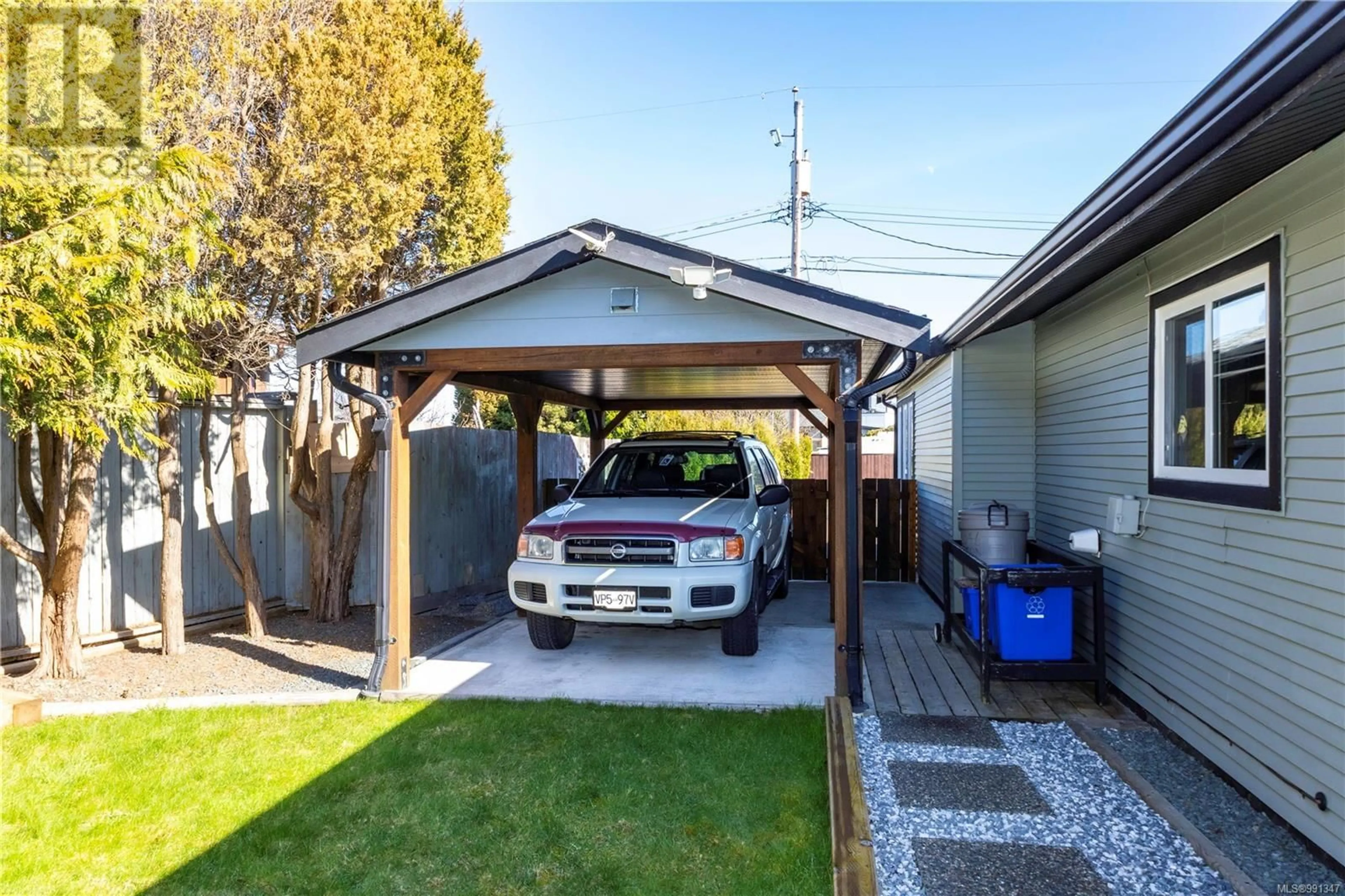 Indoor garage for 2046 Dalton Rd, Campbell River British Columbia V9W5S9