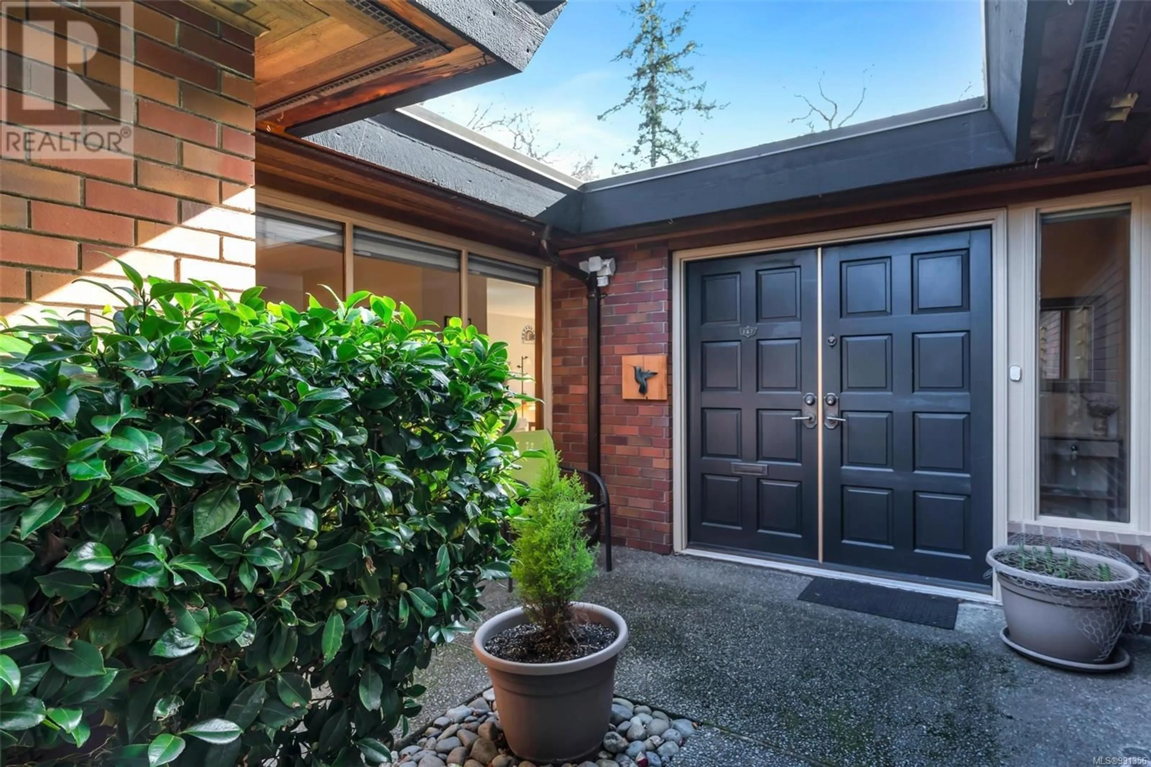 Indoor entryway for 147 2345 Cedar Hill Cross Rd, Oak Bay British Columbia V8P5M8