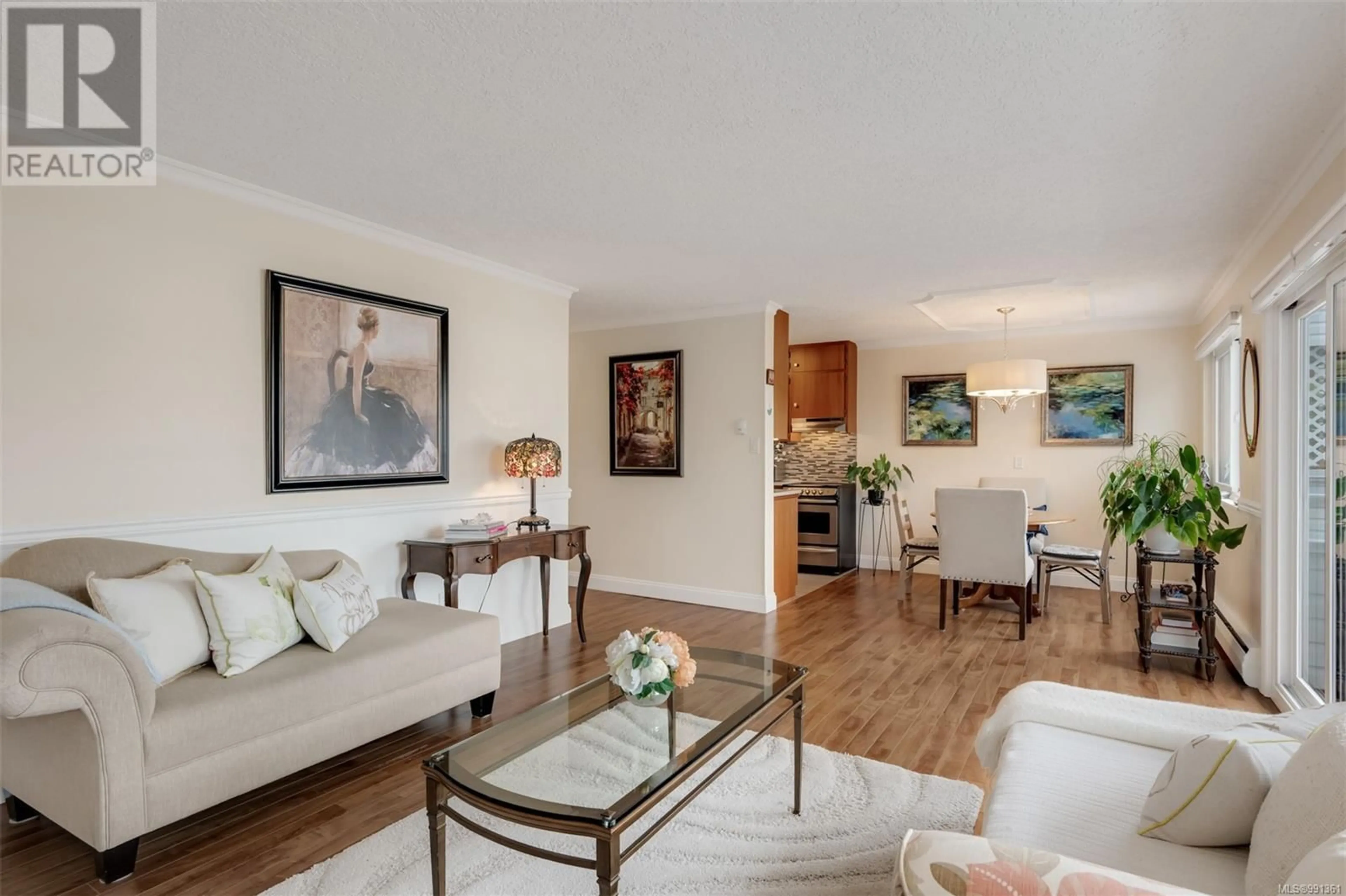 Living room with furniture, wood/laminate floor for 216 - 2100 GRANITE STREET, Oak Bay British Columbia V8S3G7
