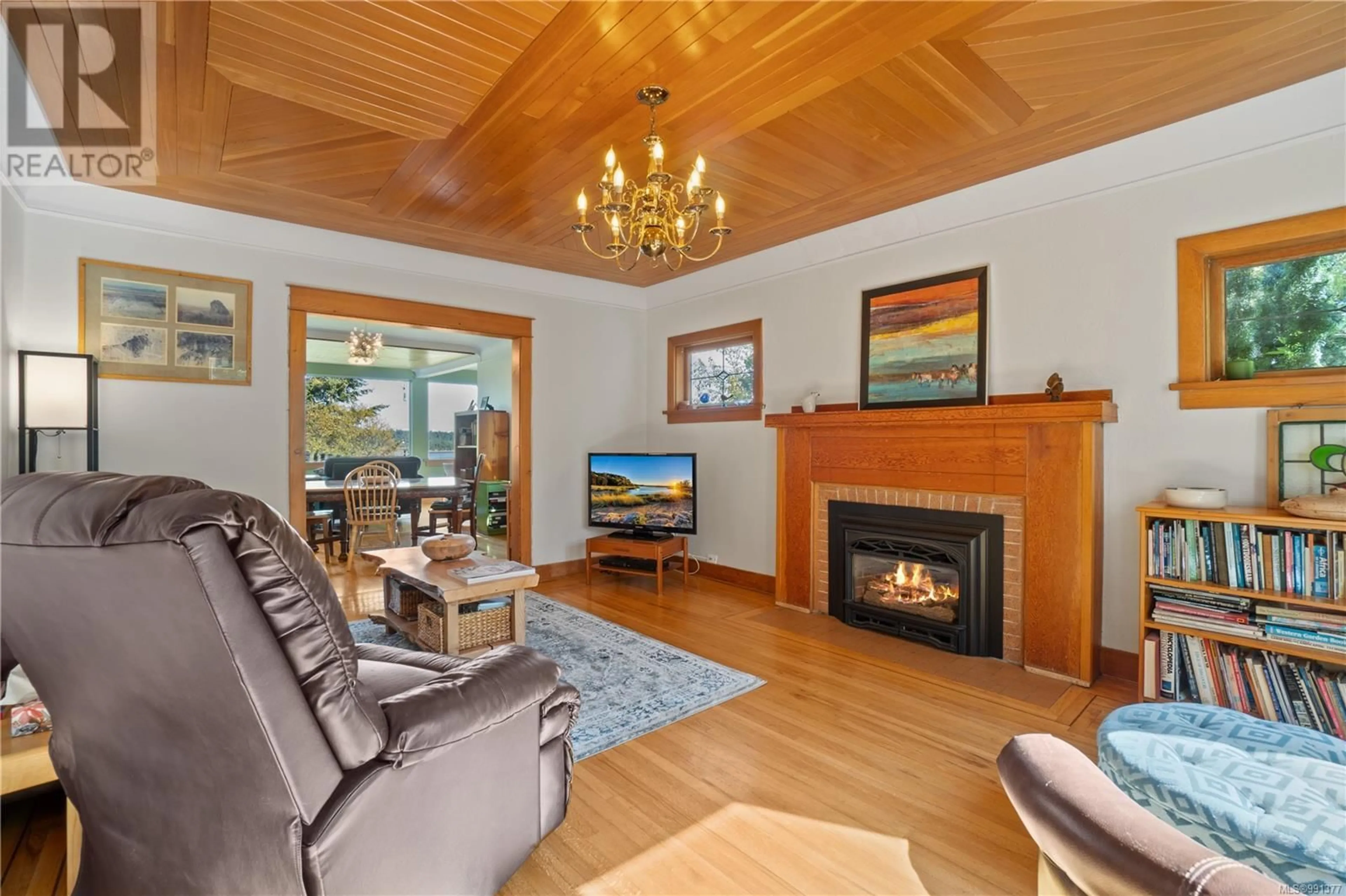 Living room with furniture, wood/laminate floor for 293 BAYVIEW AVENUE, Ladysmith British Columbia V9G1A4