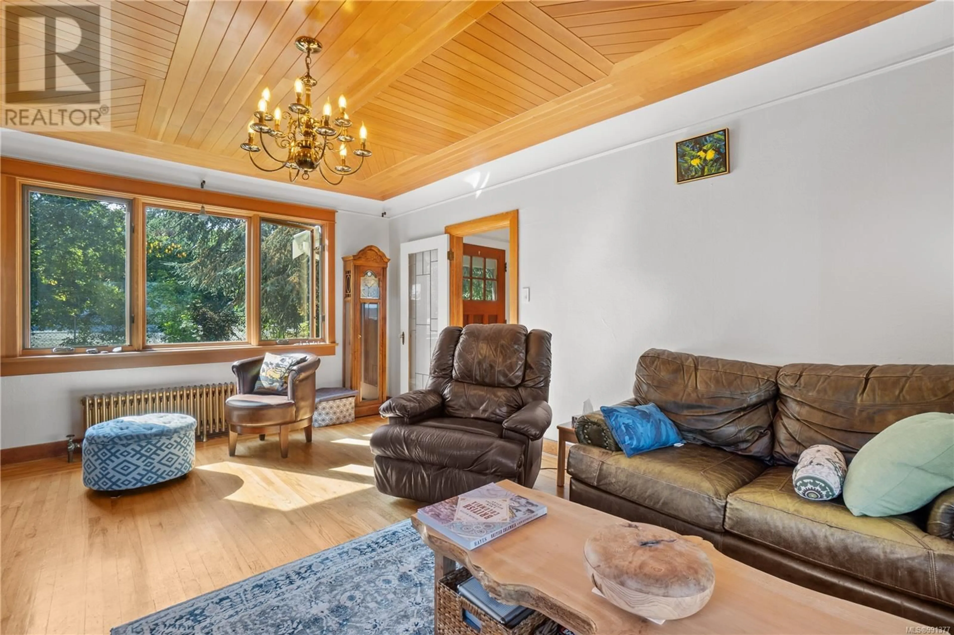 Living room with furniture, wood/laminate floor for 293 Bayview Ave, Ladysmith British Columbia V9G1A4