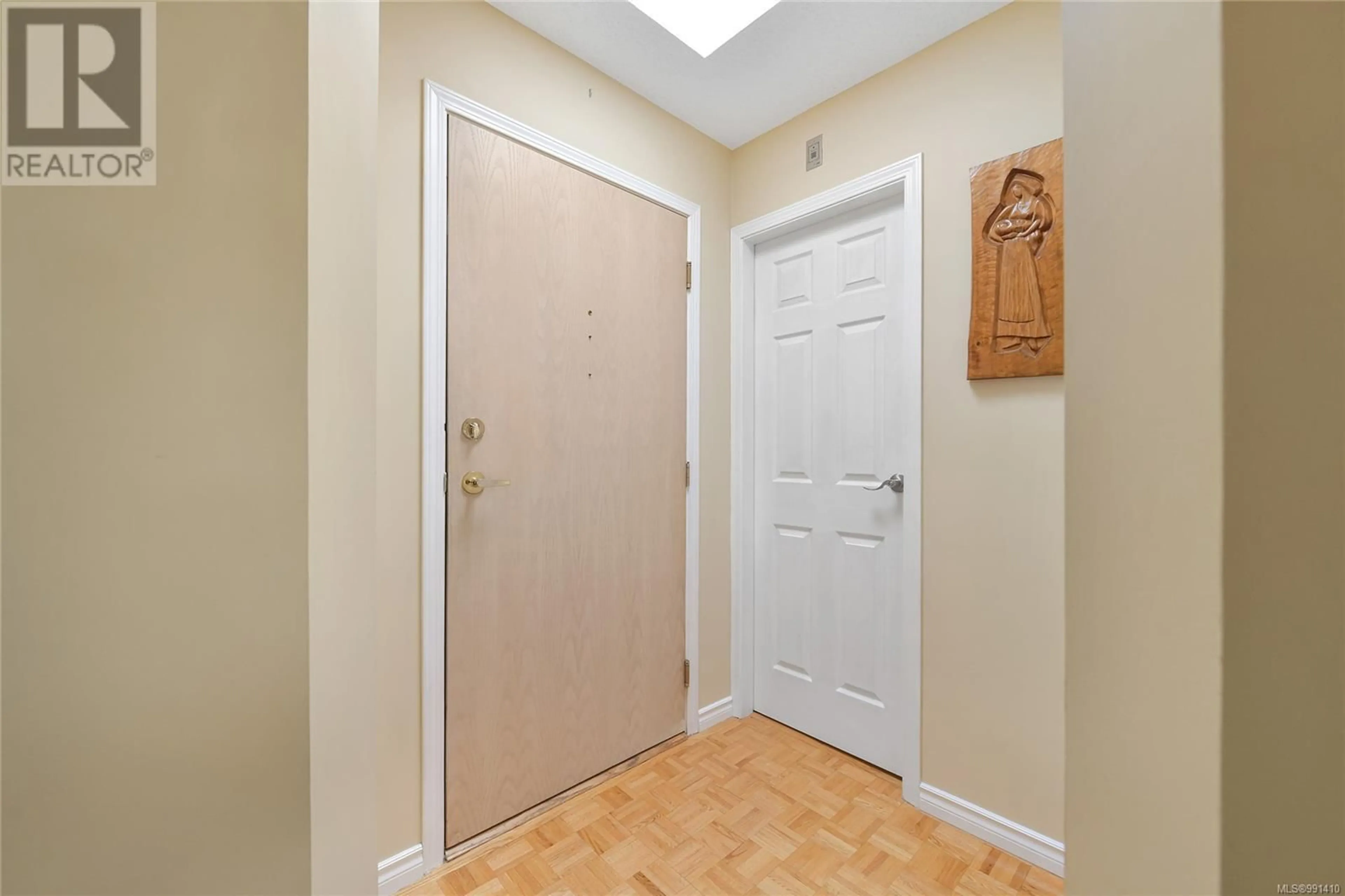 Indoor entryway for 302 2490 Bevan Ave, Sidney British Columbia V8L5C6