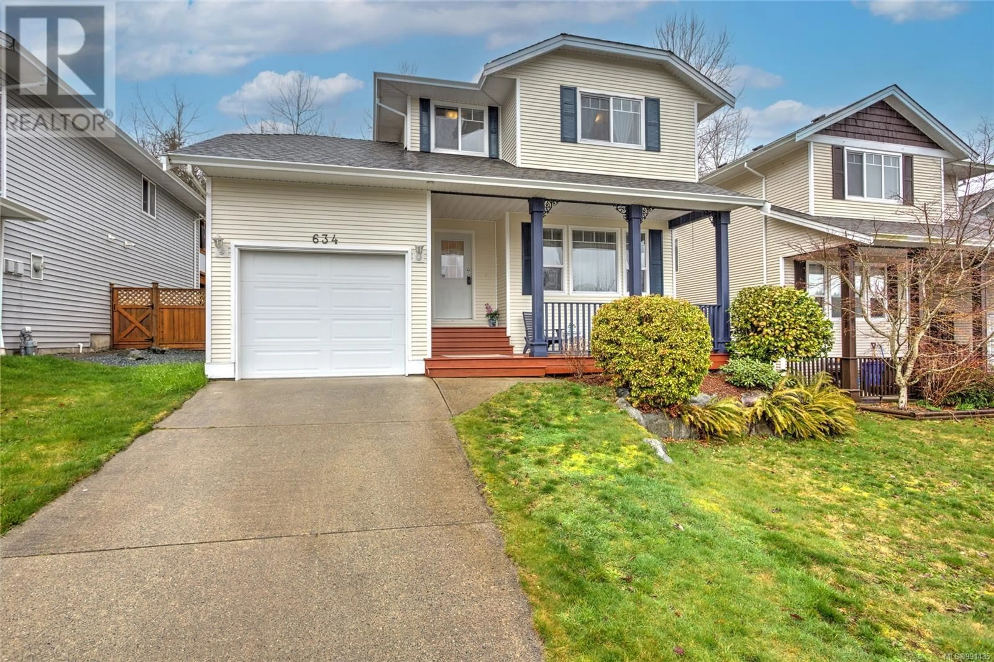 Home with vinyl exterior material, street for 634 Oakwood Rd, Ladysmith British Columbia V9G2C1