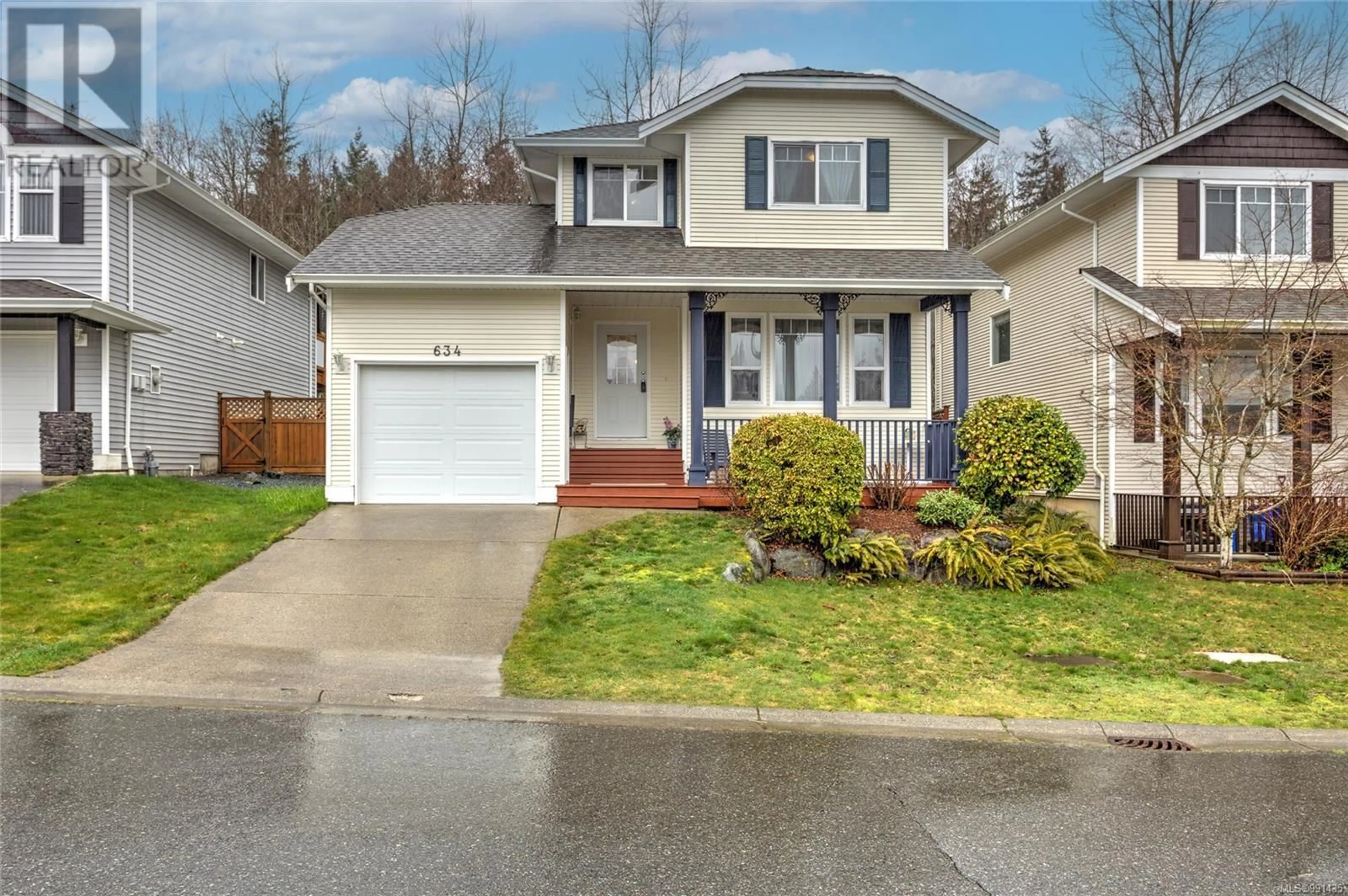 Home with vinyl exterior material, street for 634 Oakwood Rd, Ladysmith British Columbia V9G2C1