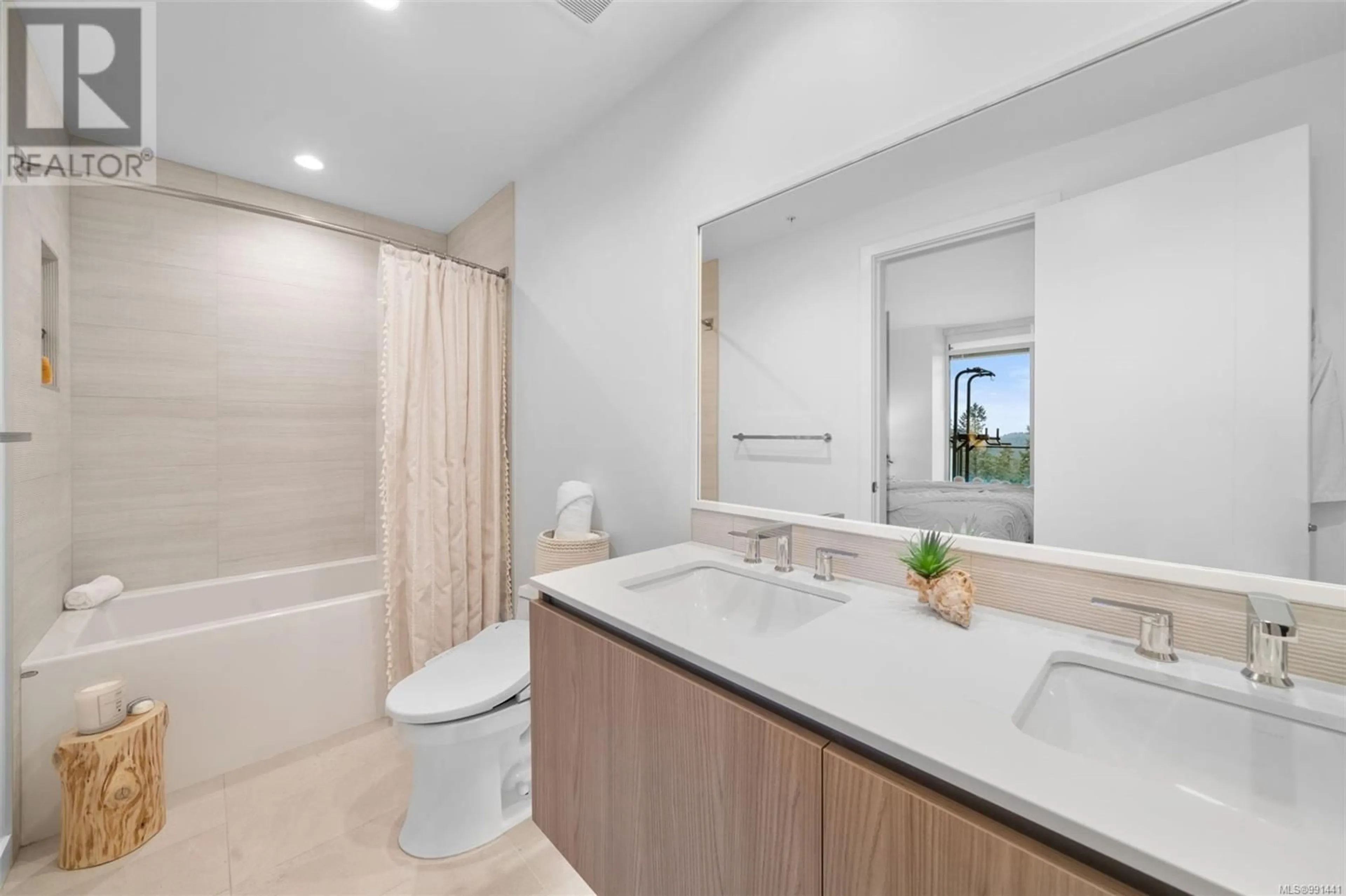 Standard bathroom, ceramic/tile floor for 806 2000 Hannington Rd, Langford British Columbia V9B6R6