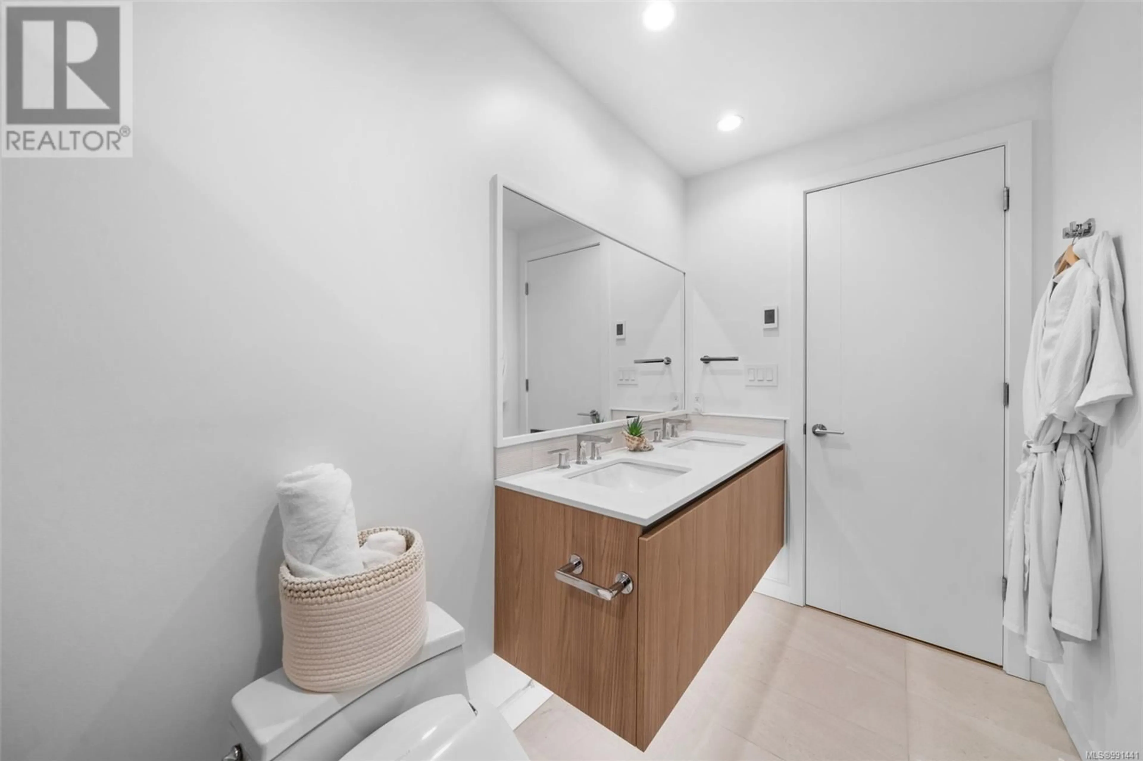 Standard bathroom, unknown for 806 2000 Hannington Rd, Langford British Columbia V9B6R6