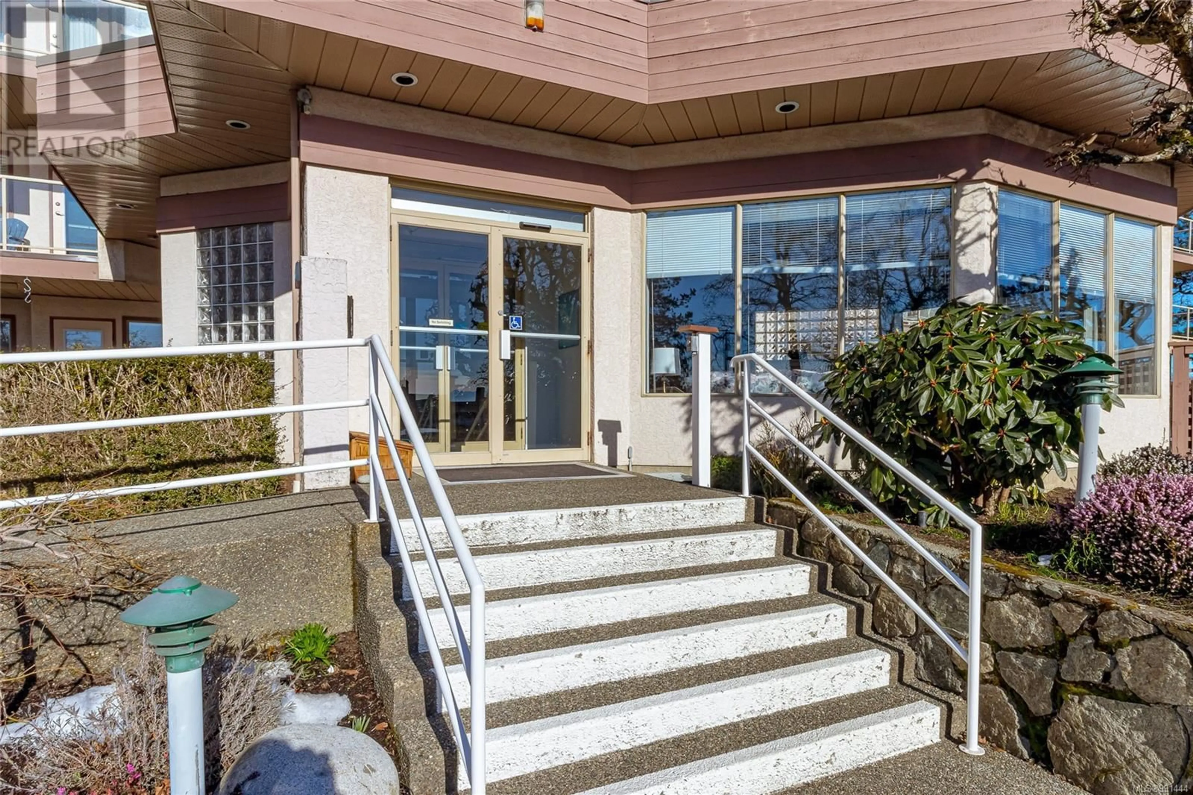 Indoor foyer for 304 4535 Viewmont Ave, Saanich British Columbia V8Z5L3