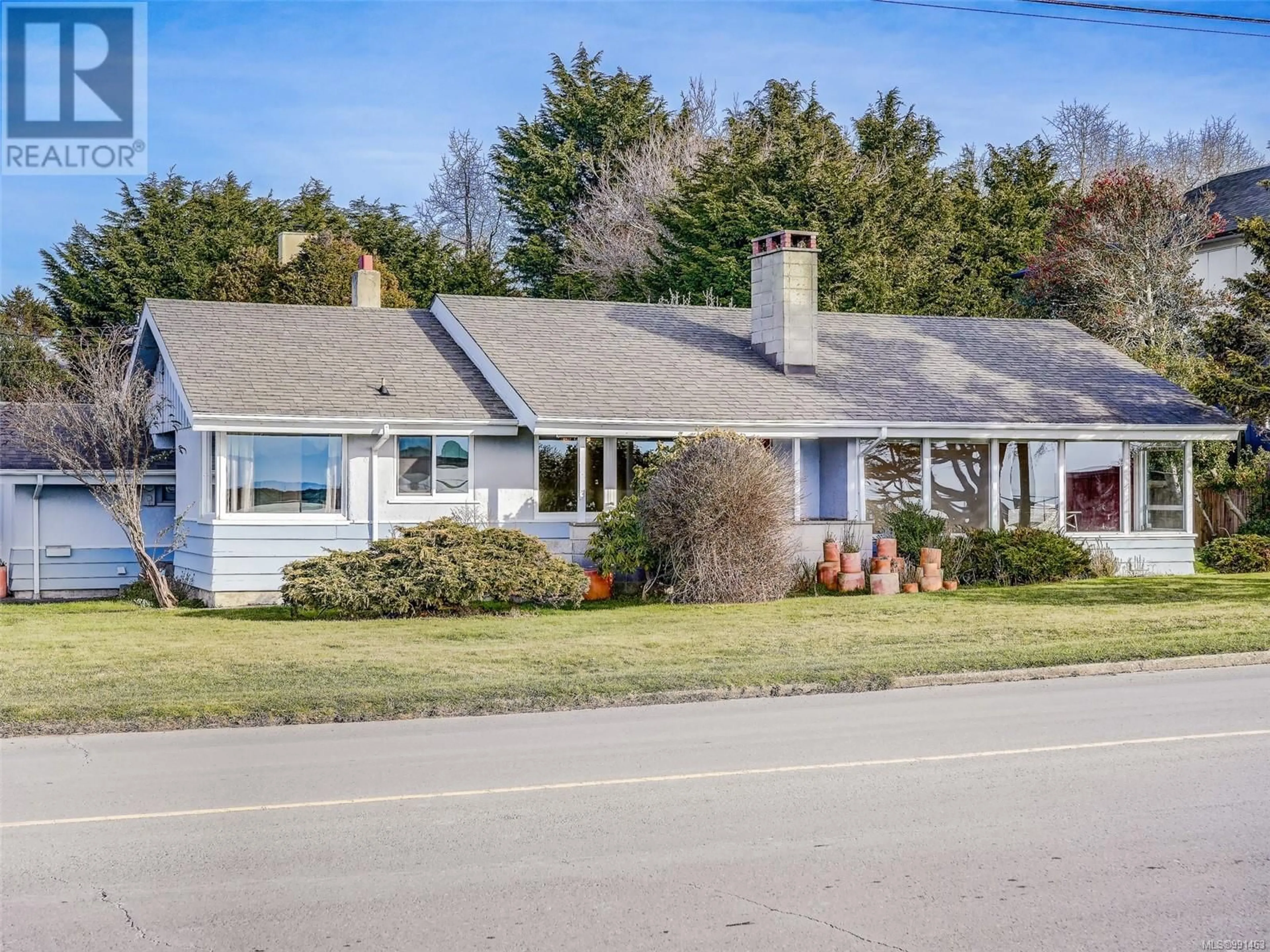 A pic from outside/outdoor area/front of a property/back of a property/a pic from drone, street for 406 BEACH DRIVE, Oak Bay British Columbia V8S2M4
