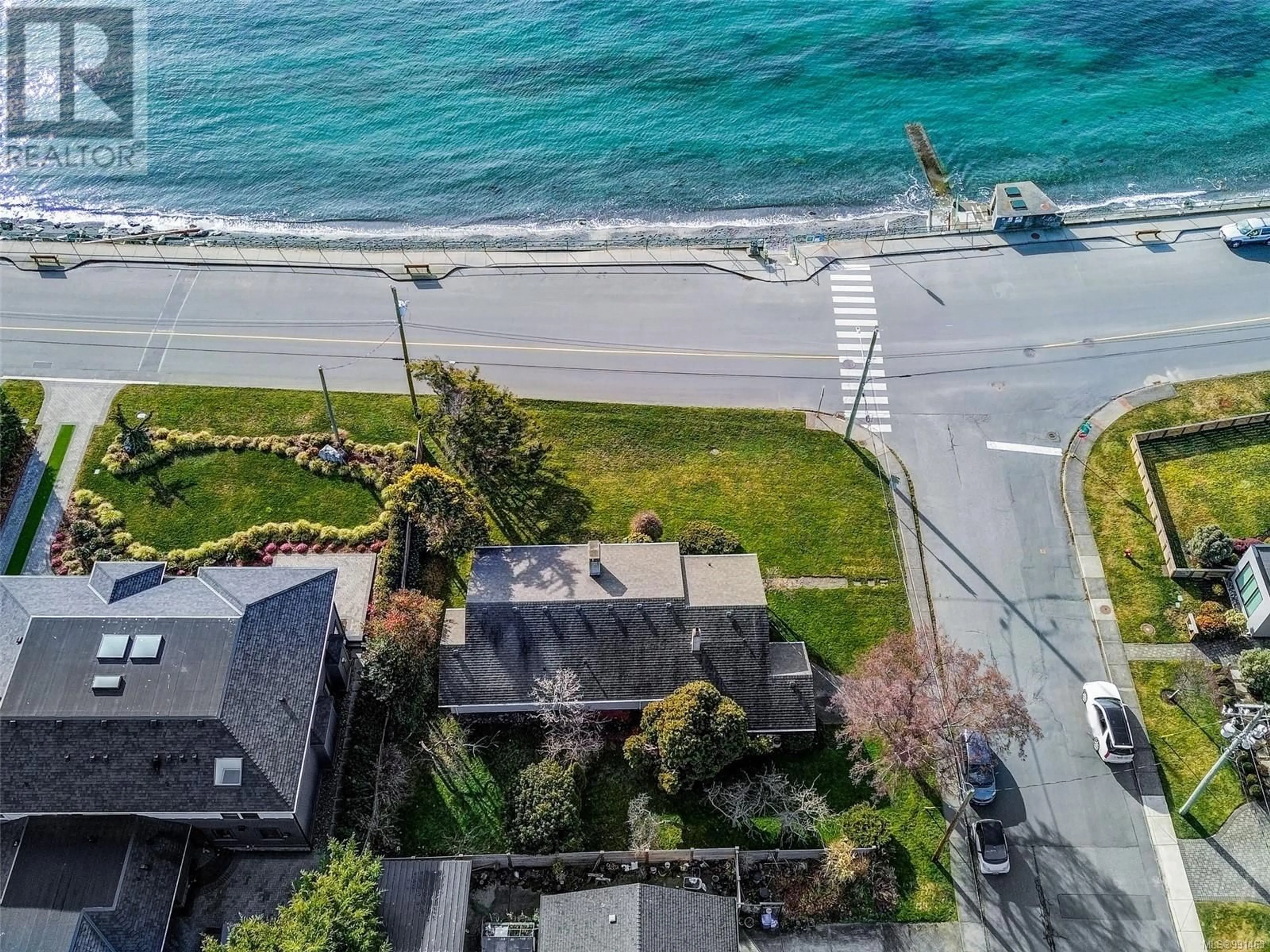 A pic from outside/outdoor area/front of a property/back of a property/a pic from drone, street for 406 Beach Dr, Oak Bay British Columbia V8S2M4