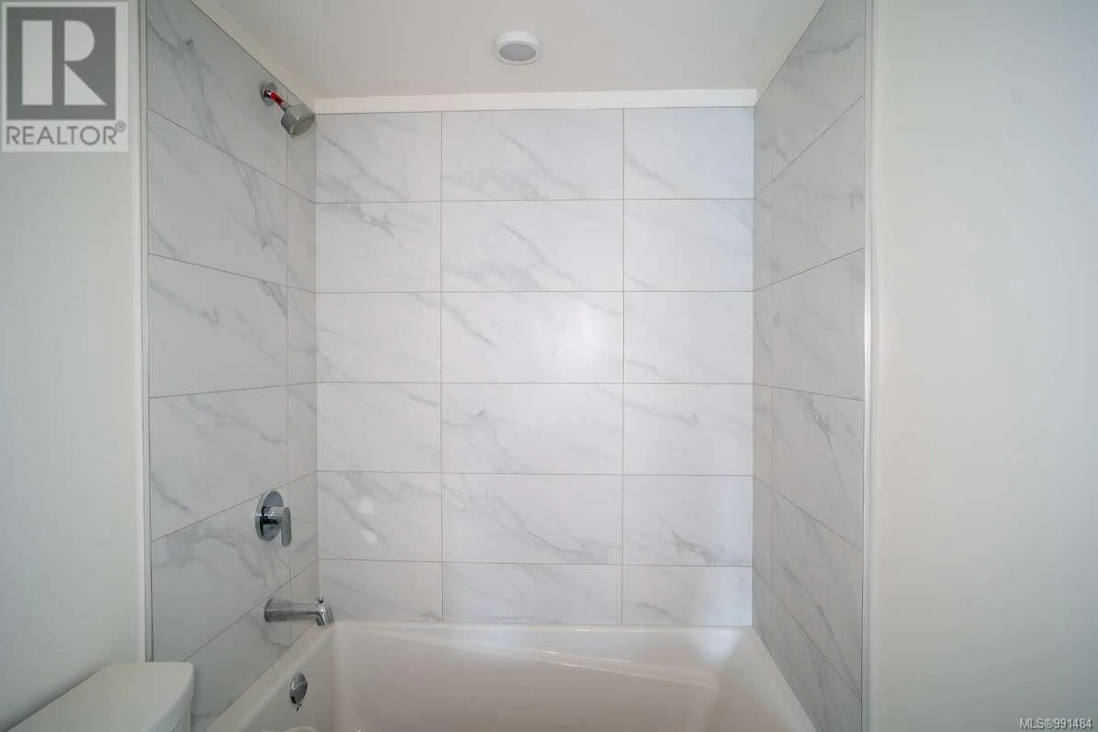 Standard bathroom, ceramic/tile floor for 301 45 Haliburton St, Nanaimo British Columbia V9R4V6