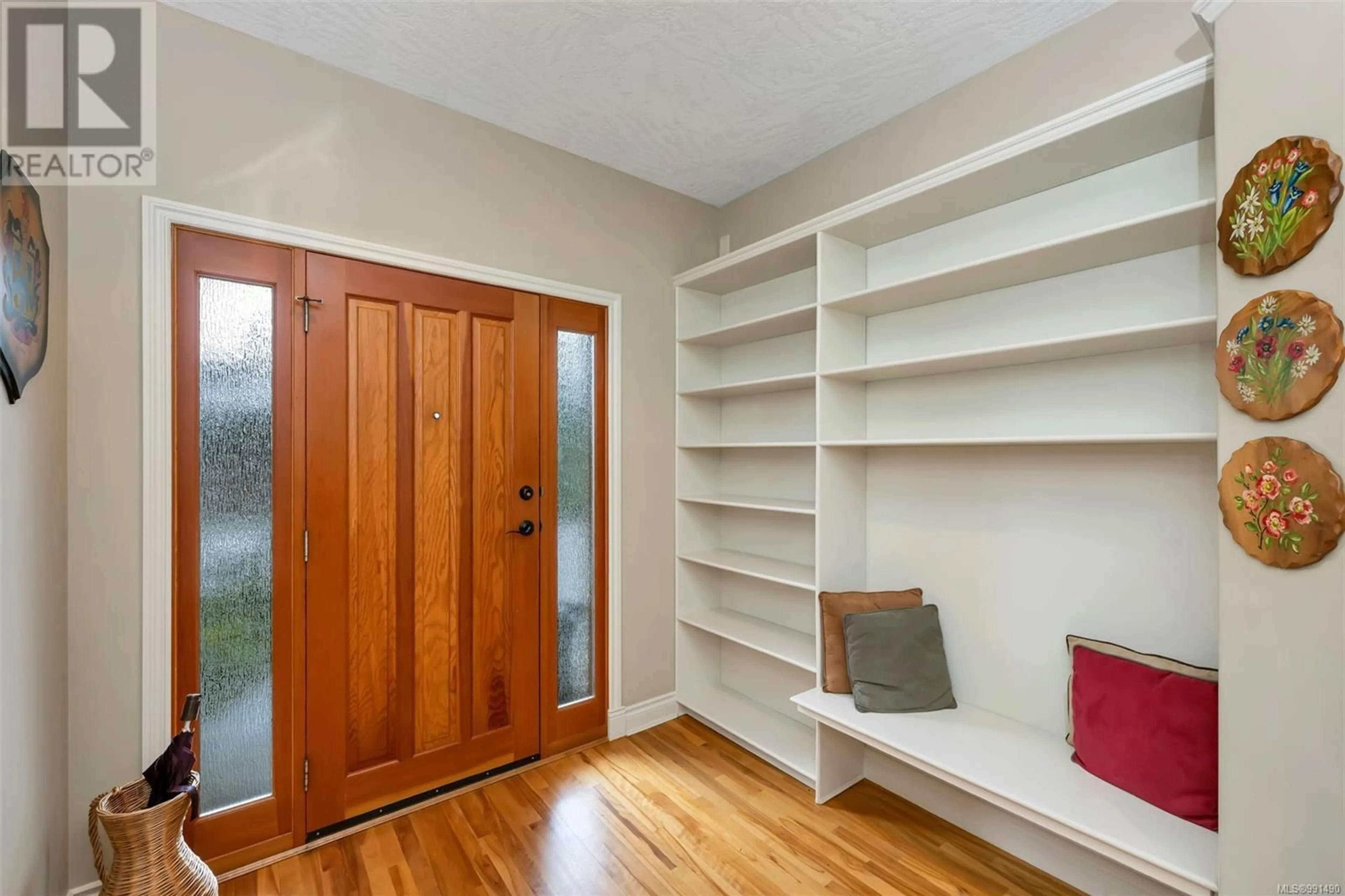 Indoor entryway for 919 WALKING STICK LANE, Saanich British Columbia V8Y3H6