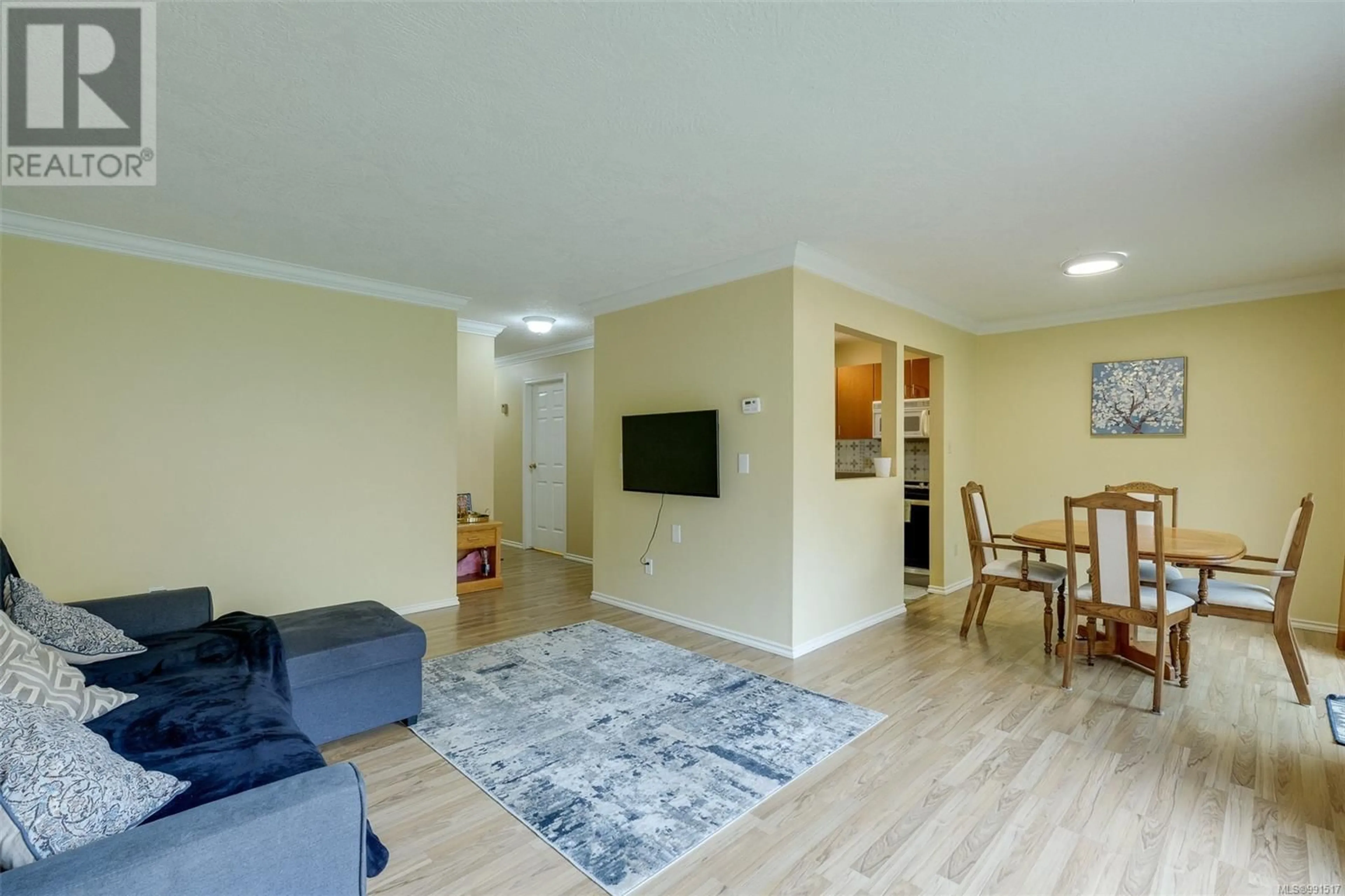 Living room with furniture, wood/laminate floor for 14 515 Mount View Ave, Colwood British Columbia V9B2B2