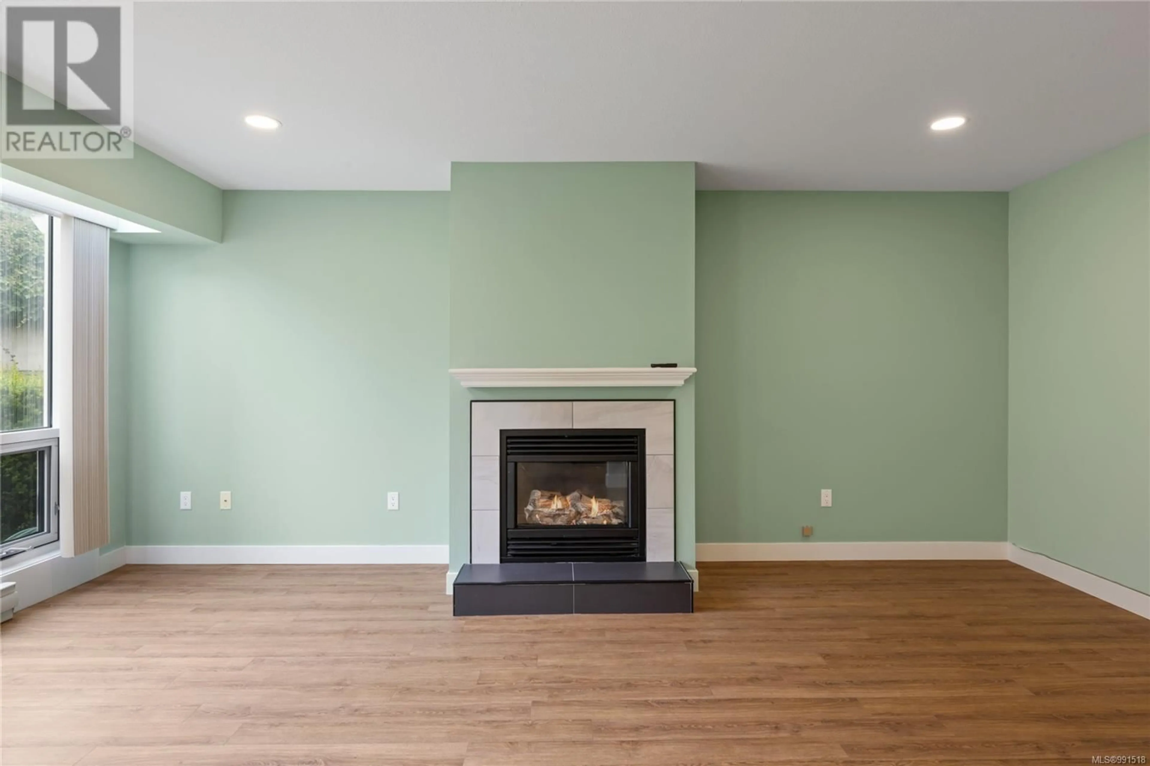 Living room with furniture, wood/laminate floor for 6006 JAKE'S PLACE, Nanaimo British Columbia V9T6E7
