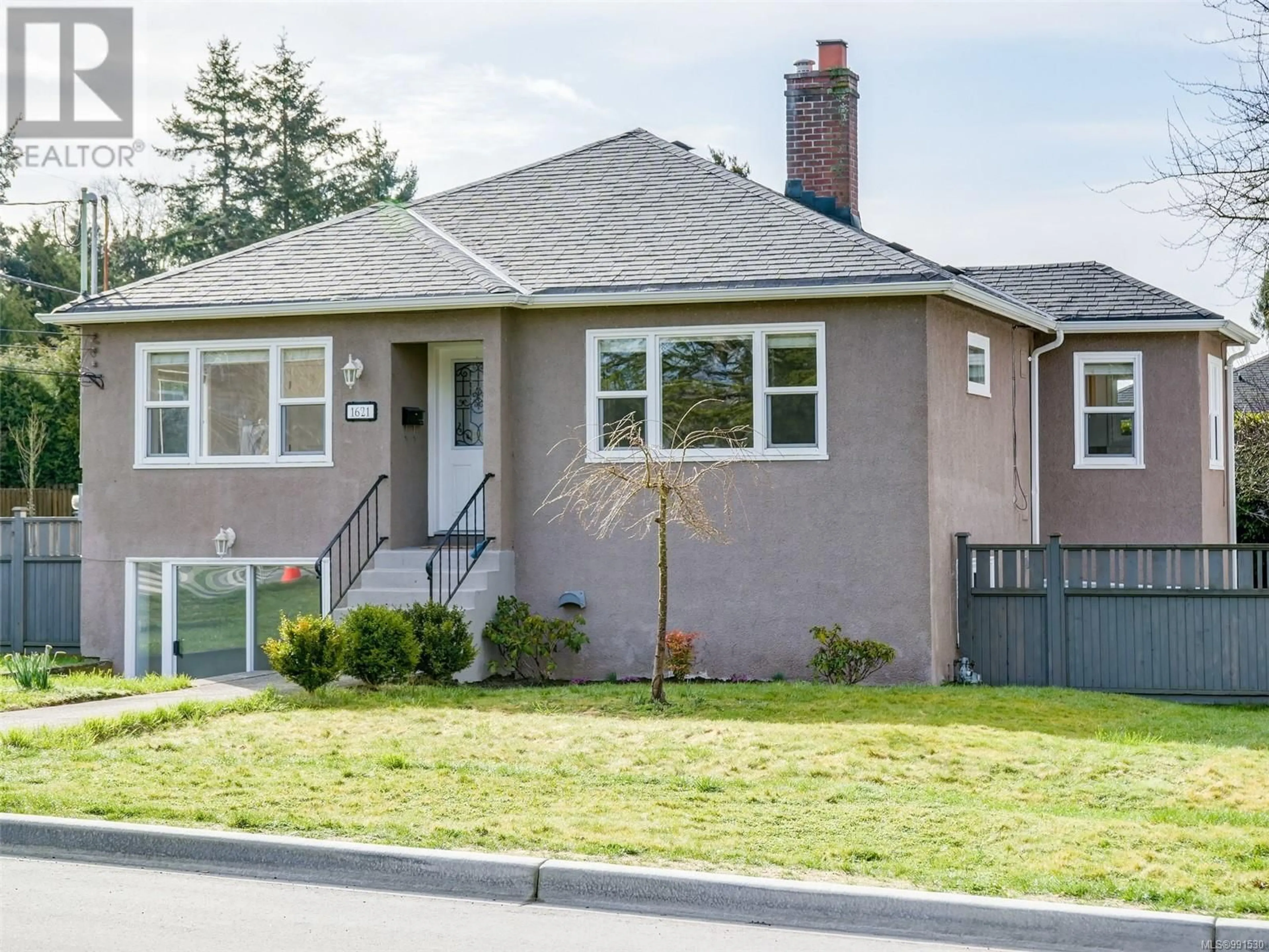 Home with vinyl exterior material, street for 1621 McRae Ave, Saanich British Columbia V8P1G7