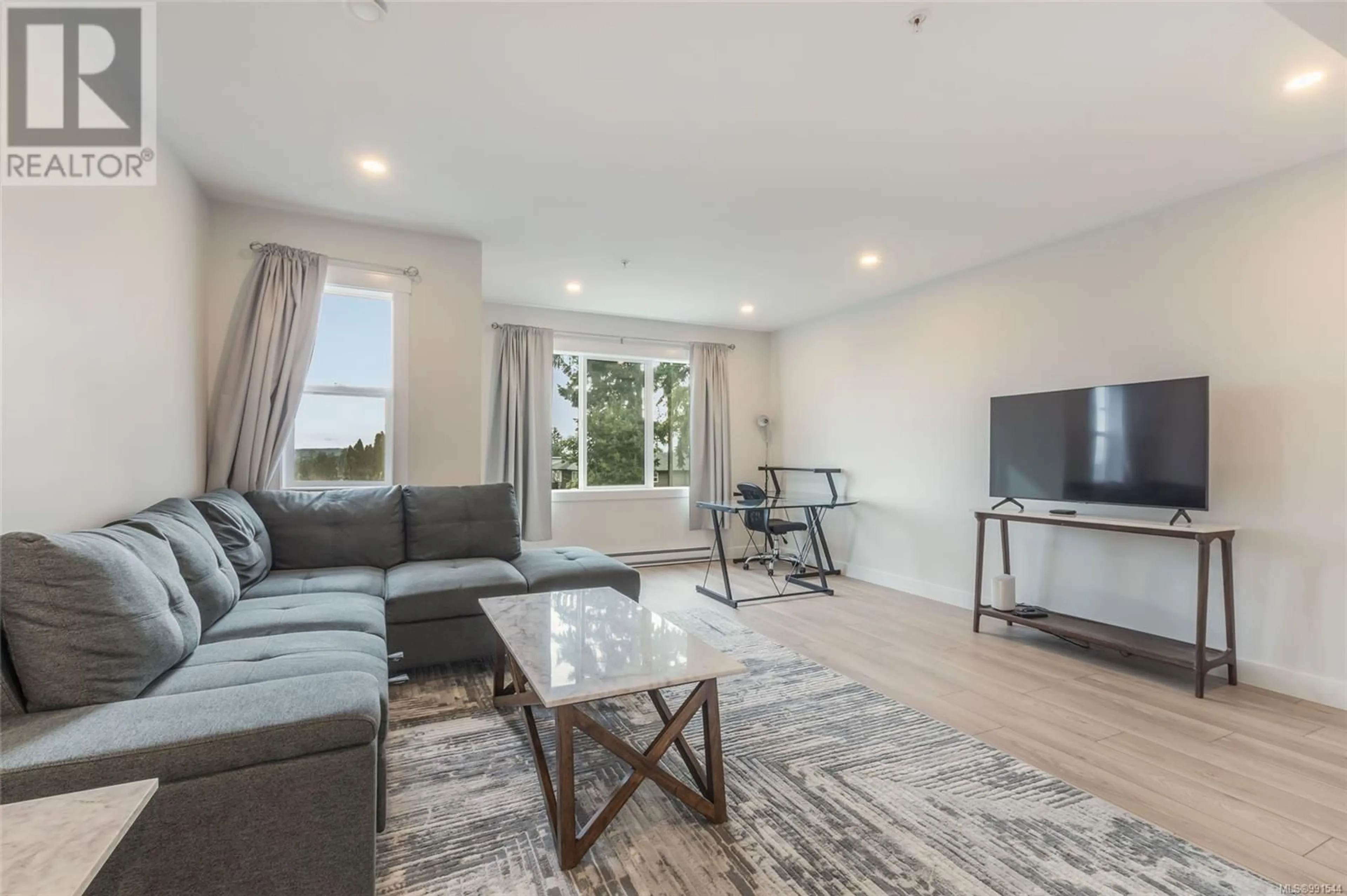 Living room with furniture, wood/laminate floor for 127 600 Ninth St, Nanaimo British Columbia V9R0L4