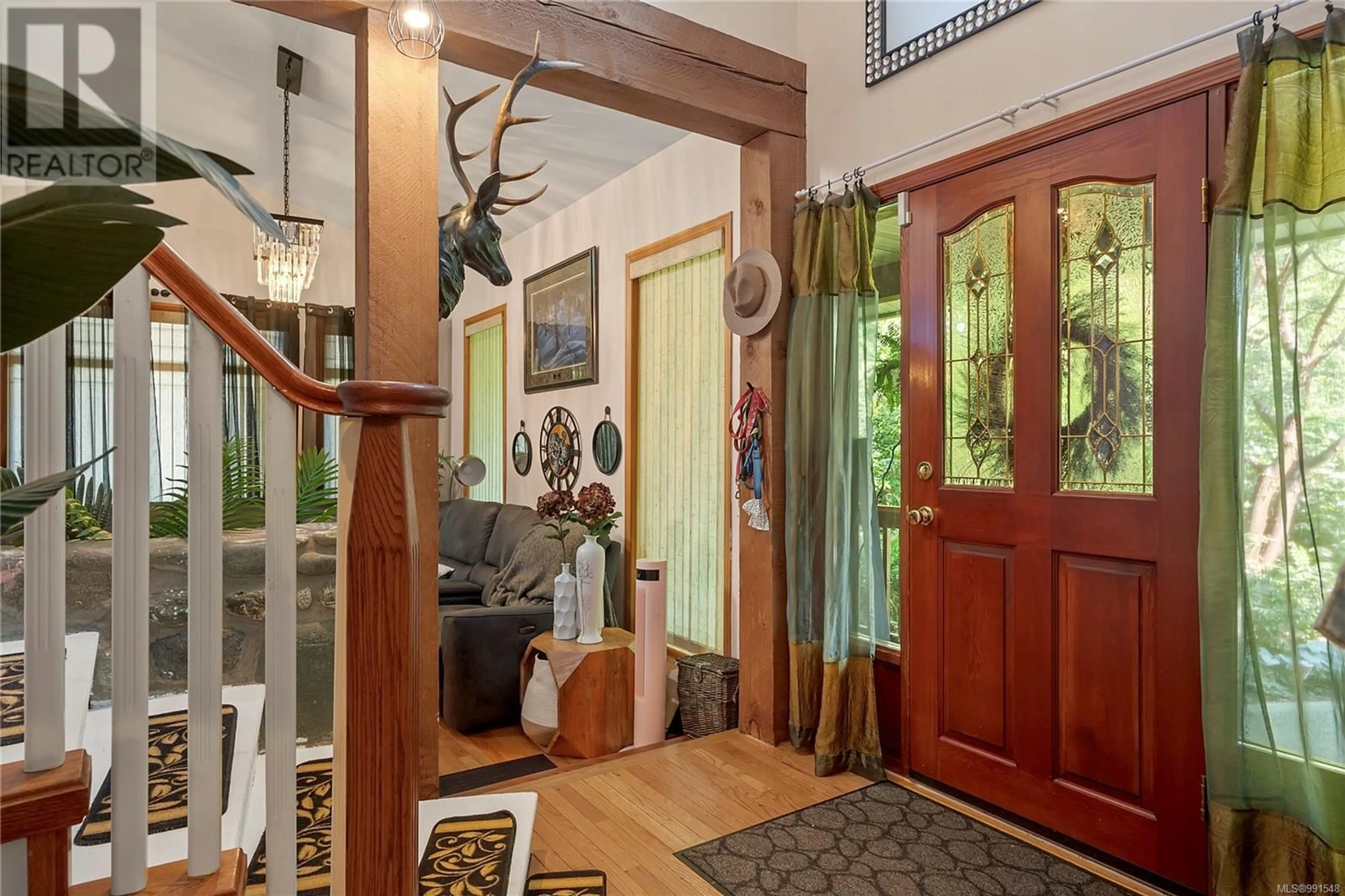 Indoor foyer for 8856 MCLAREY AVENUE, Black Creek British Columbia V9J1A3