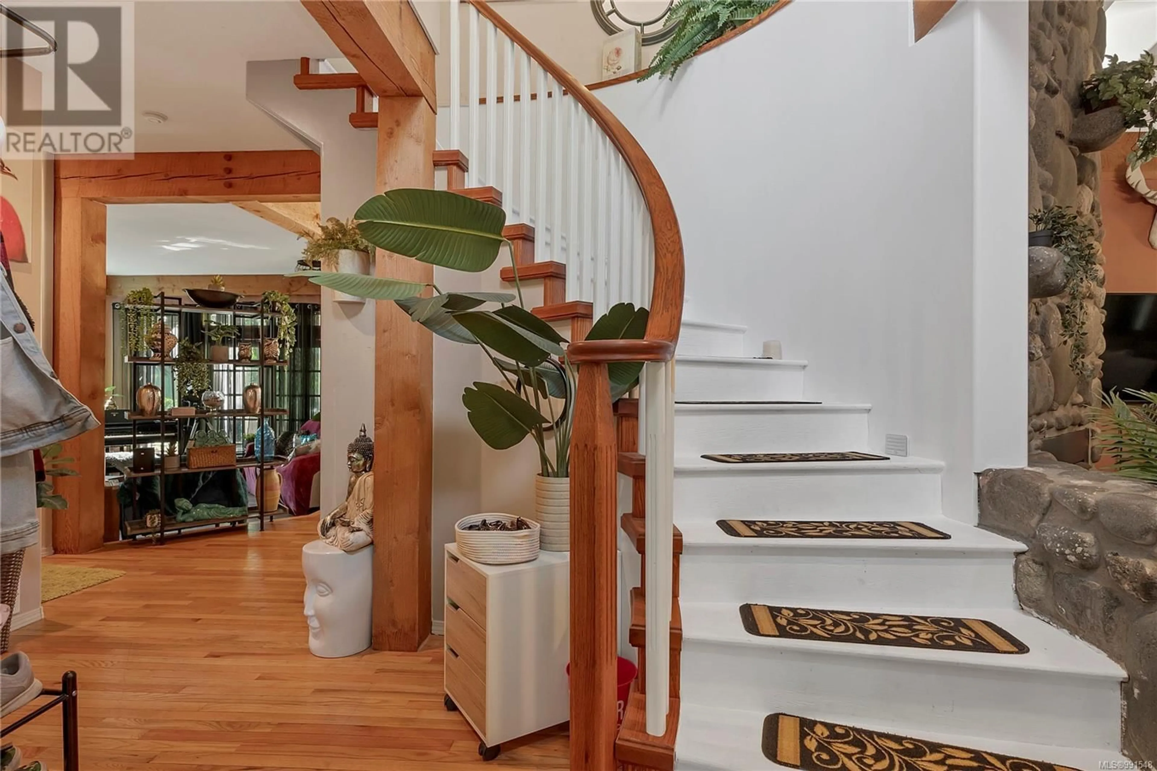 Indoor foyer for 8856 MCLAREY AVENUE, Black Creek British Columbia V9J1A3