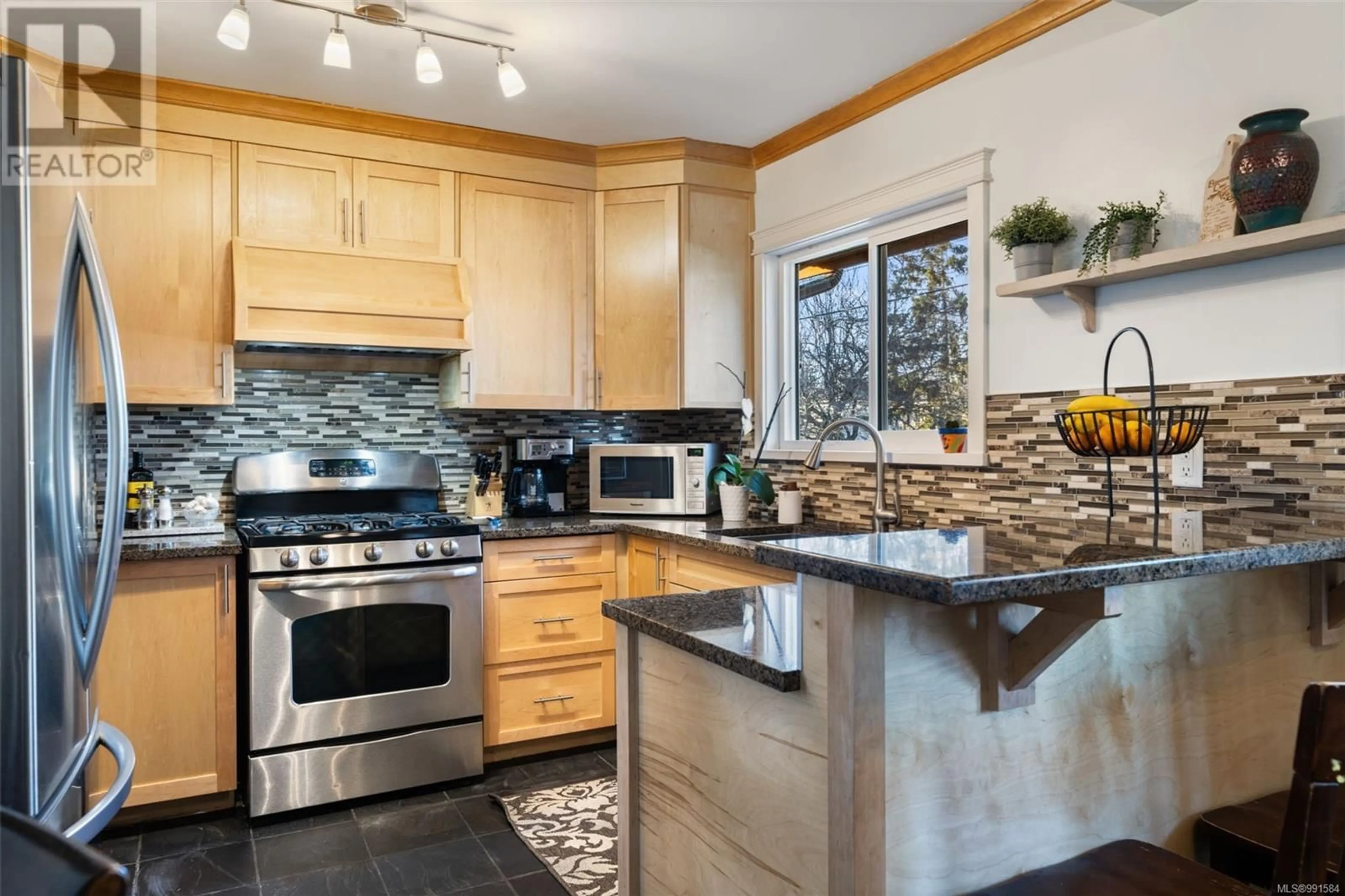 Open concept kitchen, ceramic/tile floor for 2221 Bradford Ave, Sidney British Columbia V8L2C8