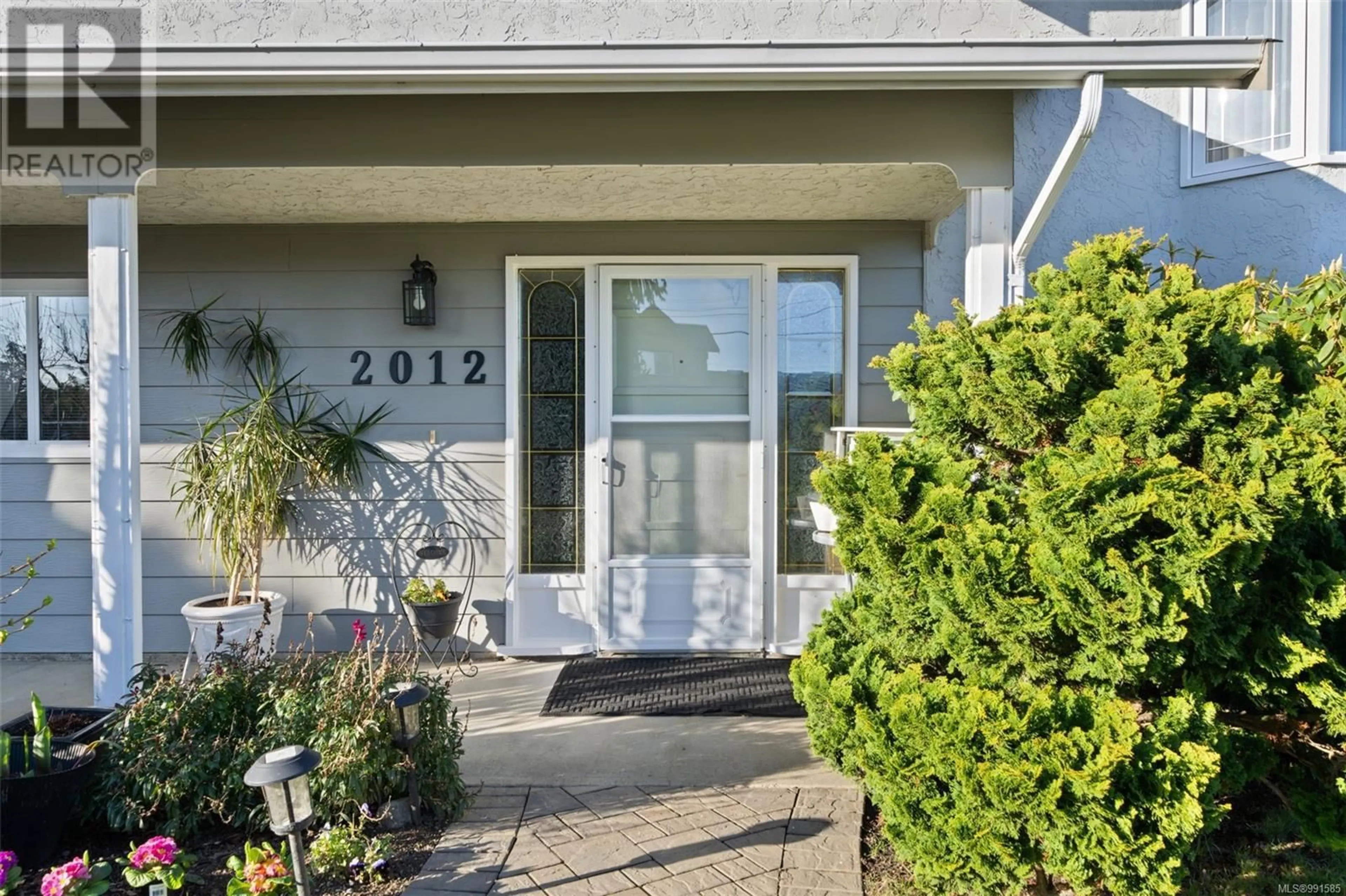 Indoor entryway for 2012 Skyline Cres, Central Saanich British Columbia V8M1M6