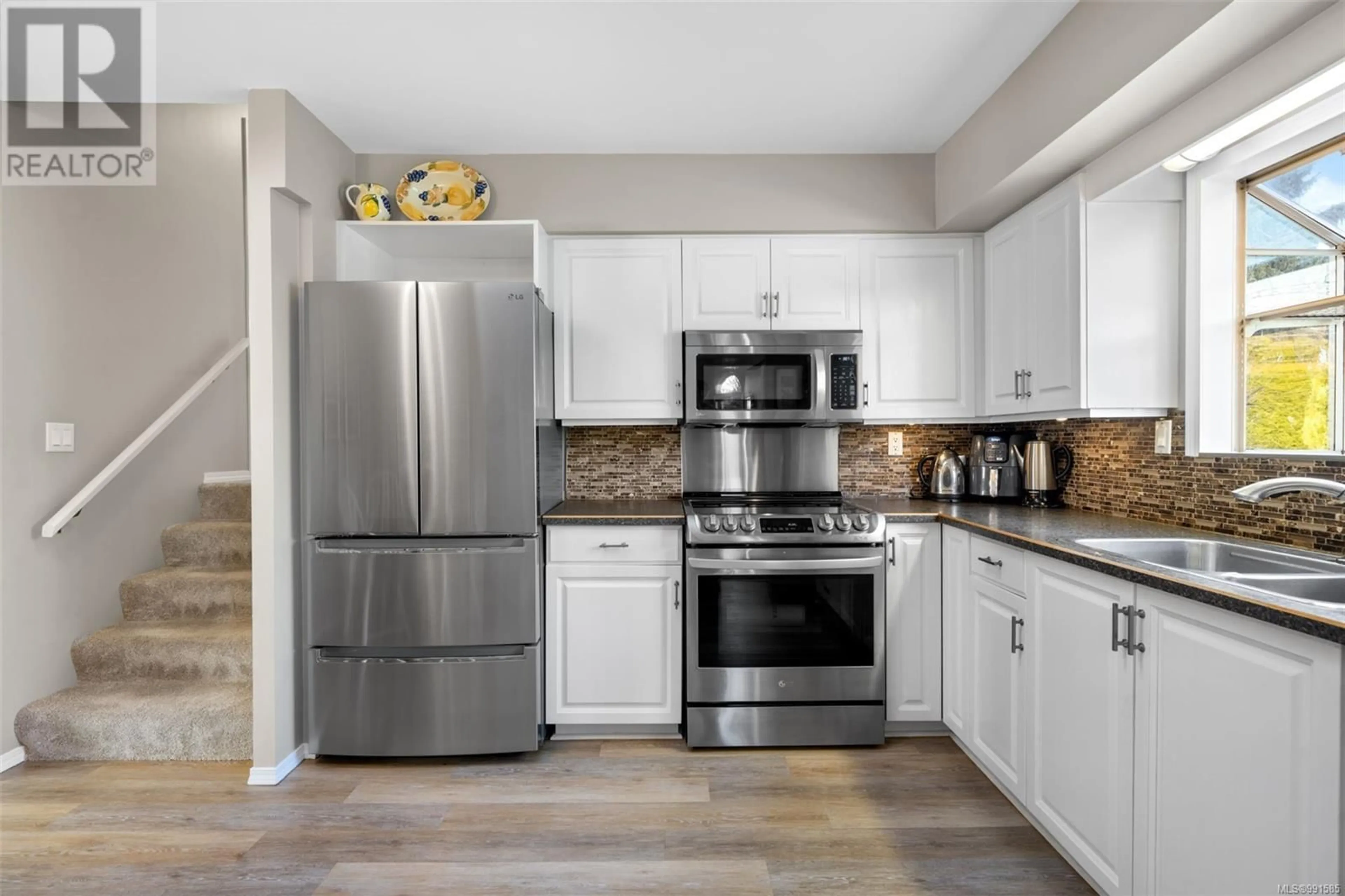 Standard kitchen, ceramic/tile floor for 2012 Skyline Cres, Central Saanich British Columbia V8M1M6