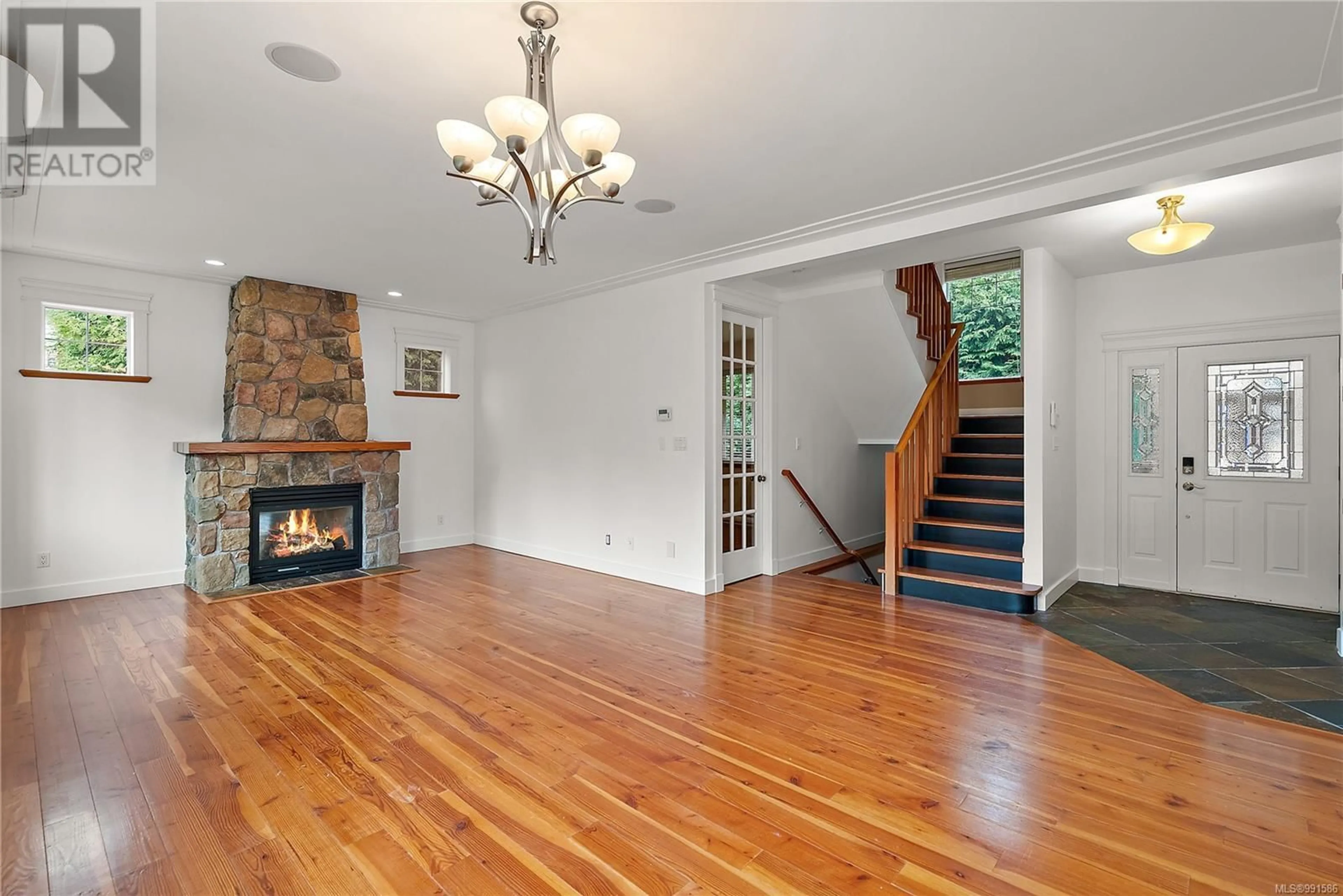 Indoor foyer for 3456 Auburn Crt, Langford British Columbia V9C4L5