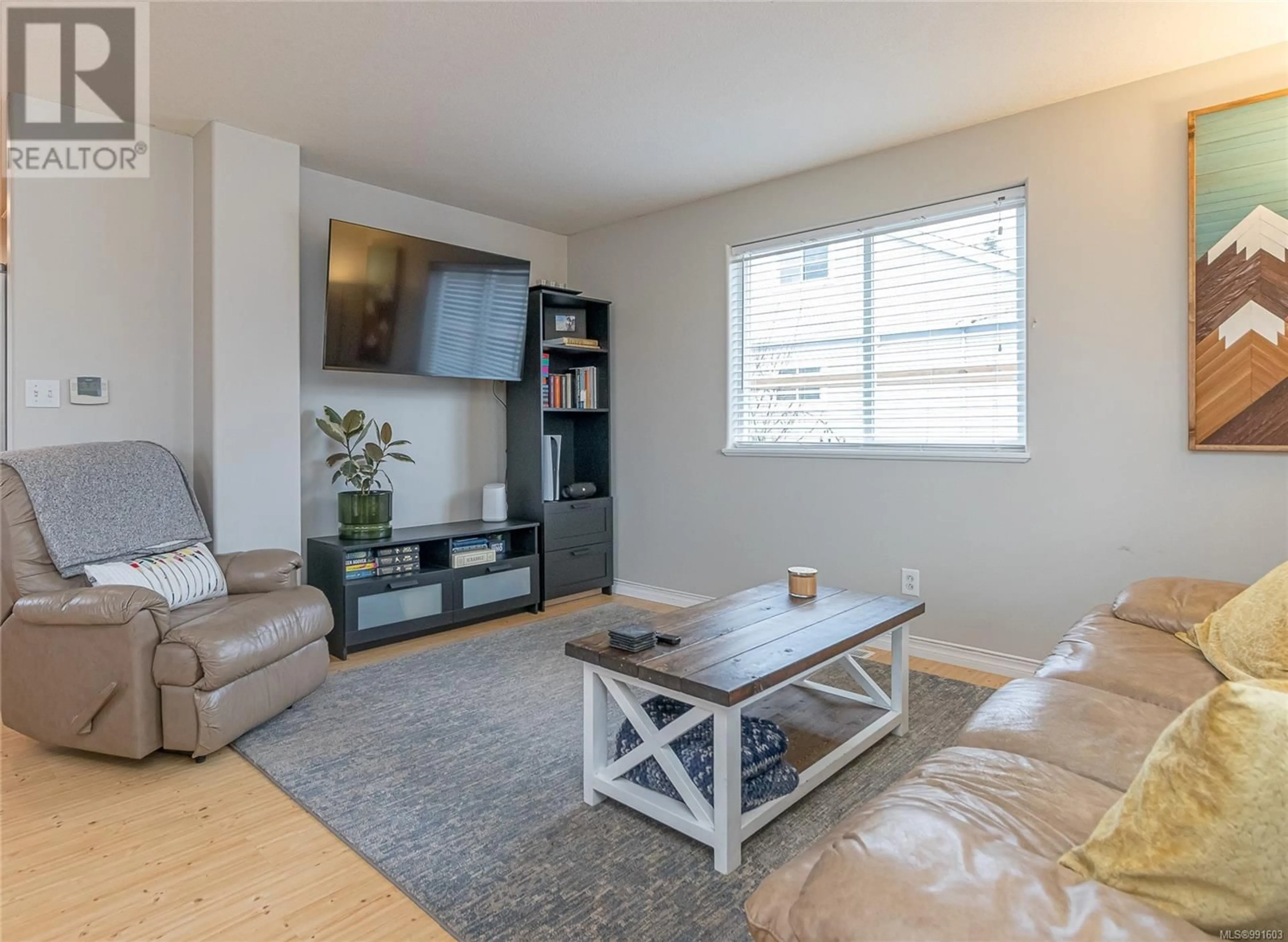 Living room with furniture, wood/laminate floor for 3886 Victoria Ave, Nanaimo British Columbia V9T1Z8