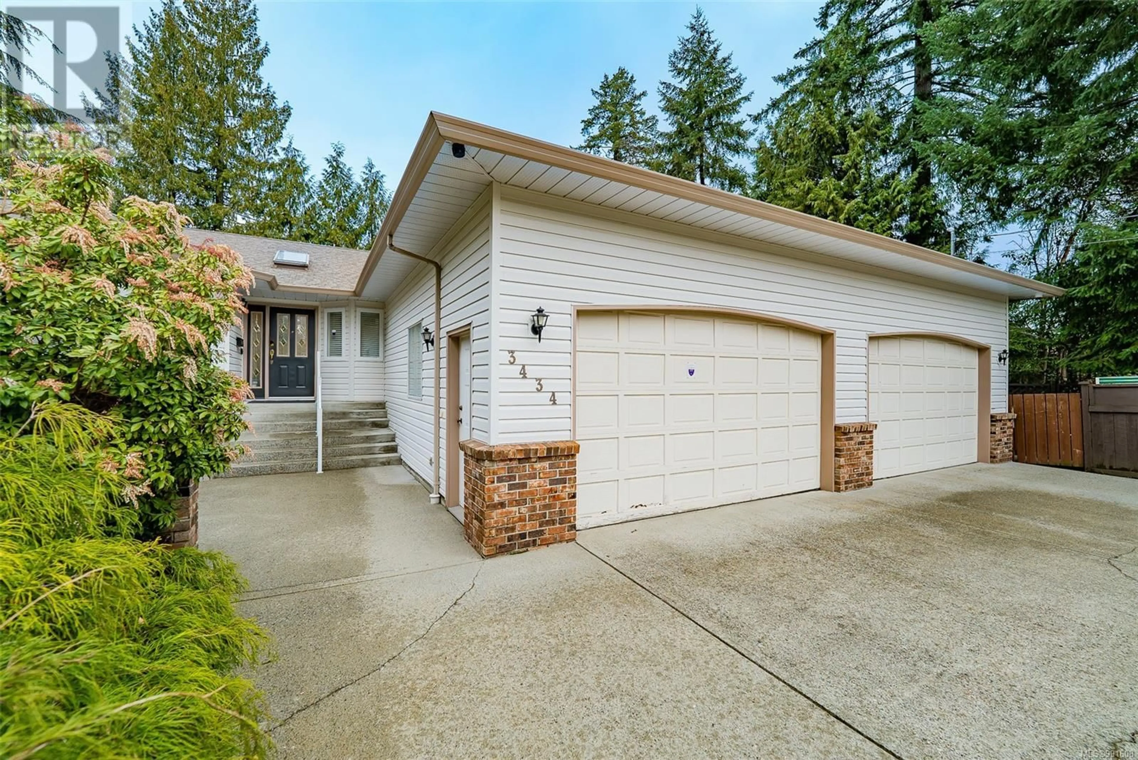 Home with vinyl exterior material, street for 3434 Uplands Dr, Nanaimo British Columbia V9T2T5