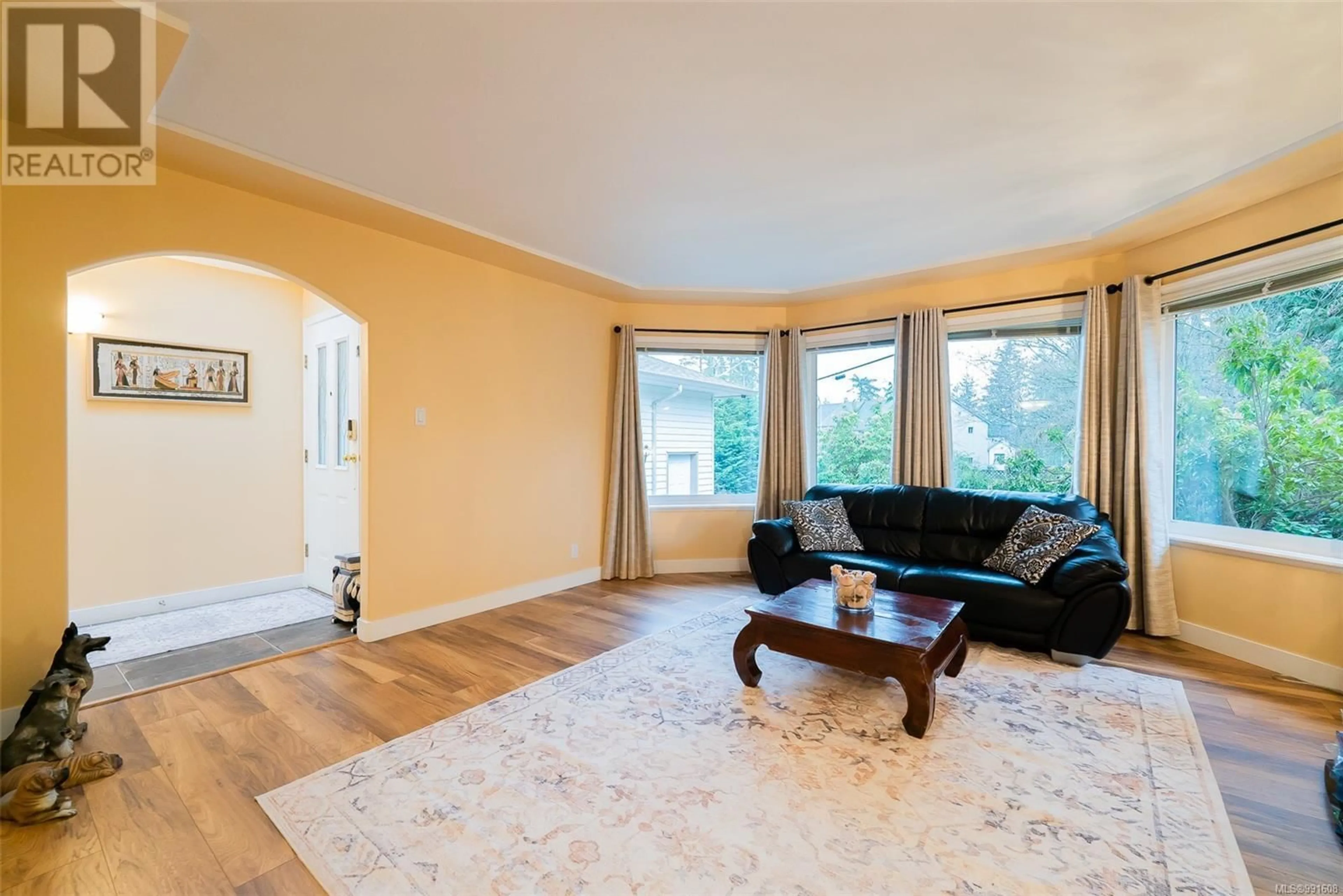 Living room with furniture, wood/laminate floor for 3434 Uplands Dr, Nanaimo British Columbia V9T2T5