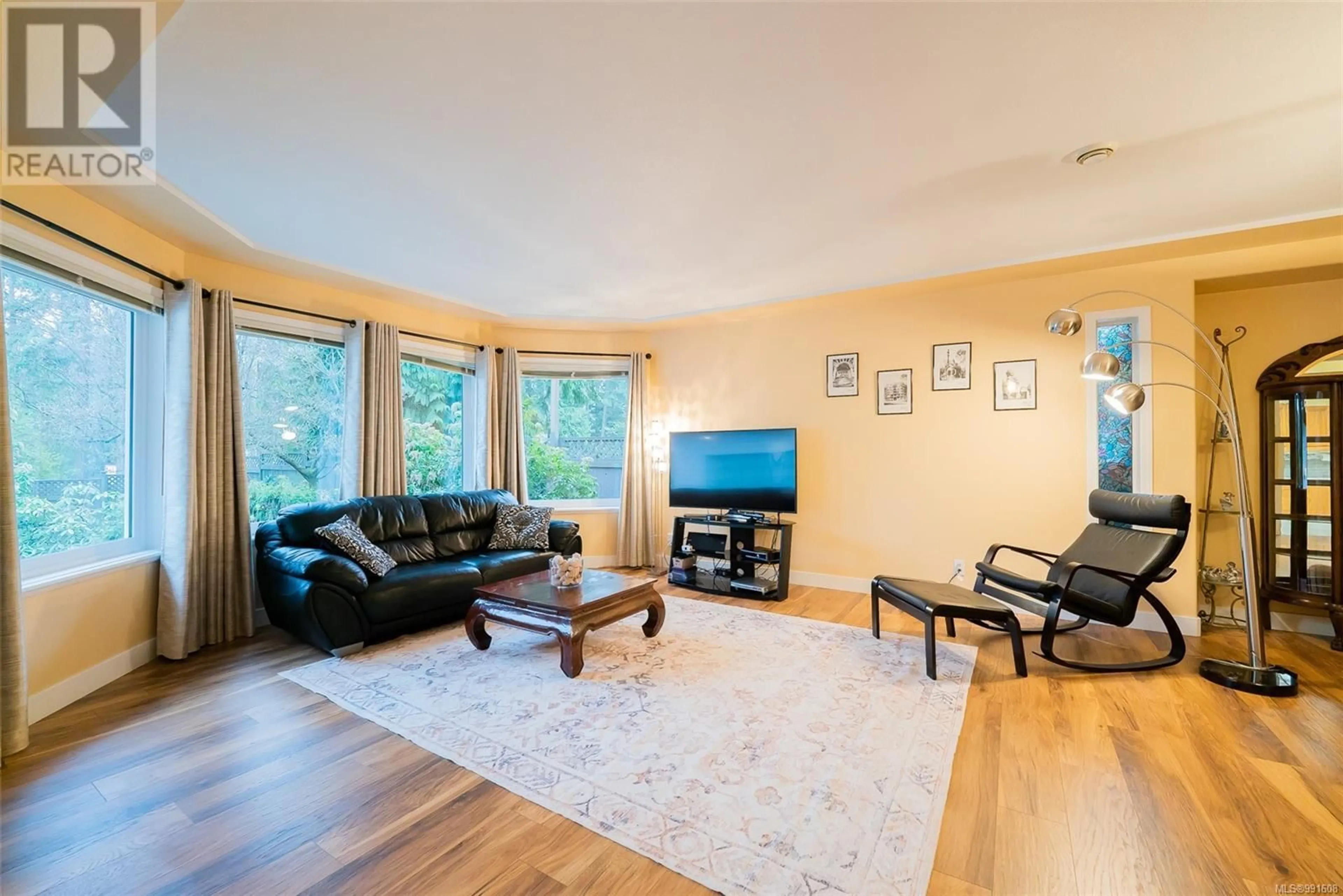 Living room with furniture, wood/laminate floor for 3434 Uplands Dr, Nanaimo British Columbia V9T2T5