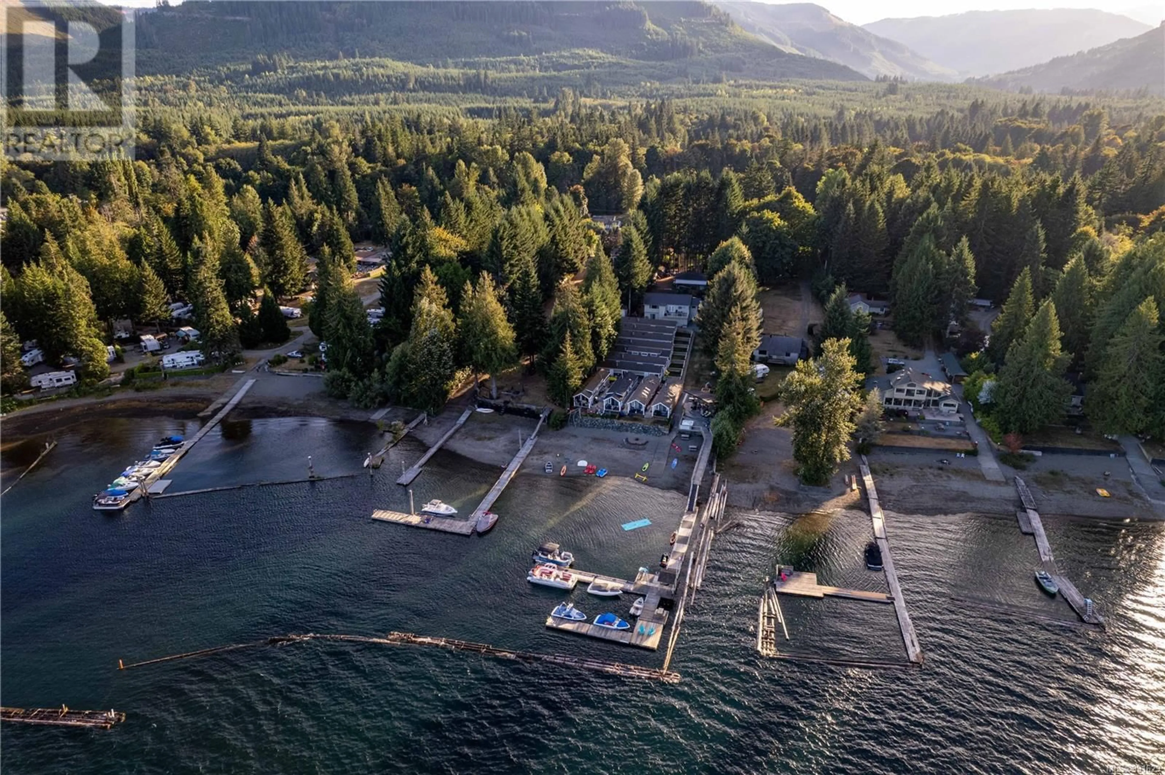 A pic from outside/outdoor area/front of a property/back of a property/a pic from drone, water/lake/river/ocean view for 7 - 10257 SOUTH SHORE ROAD, Honeymoon Bay British Columbia V0R1Y0