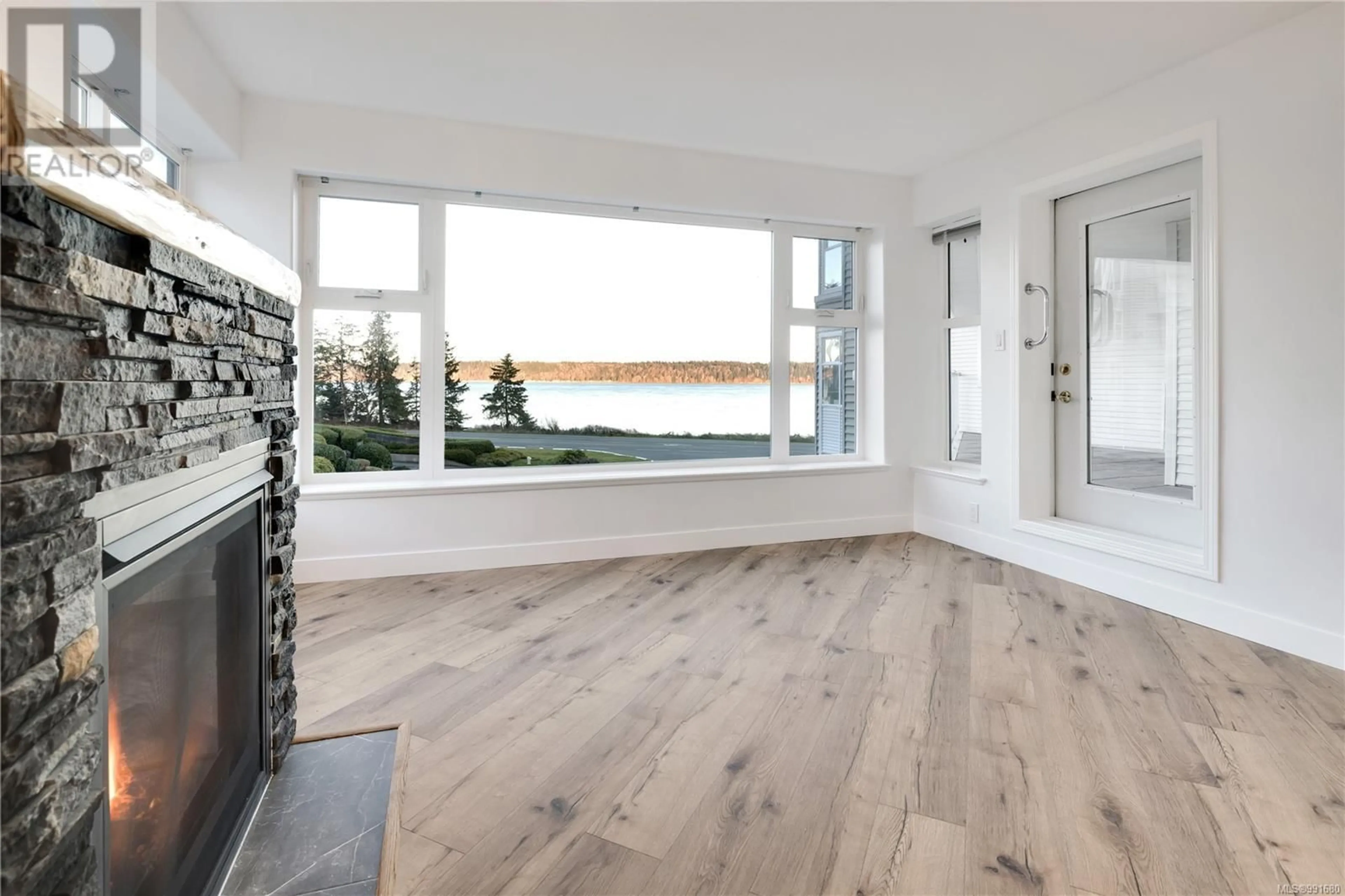Indoor entryway for 206 - 350 ISLAND HIGHWAY SOUTH, Campbell River British Columbia V9W1A5