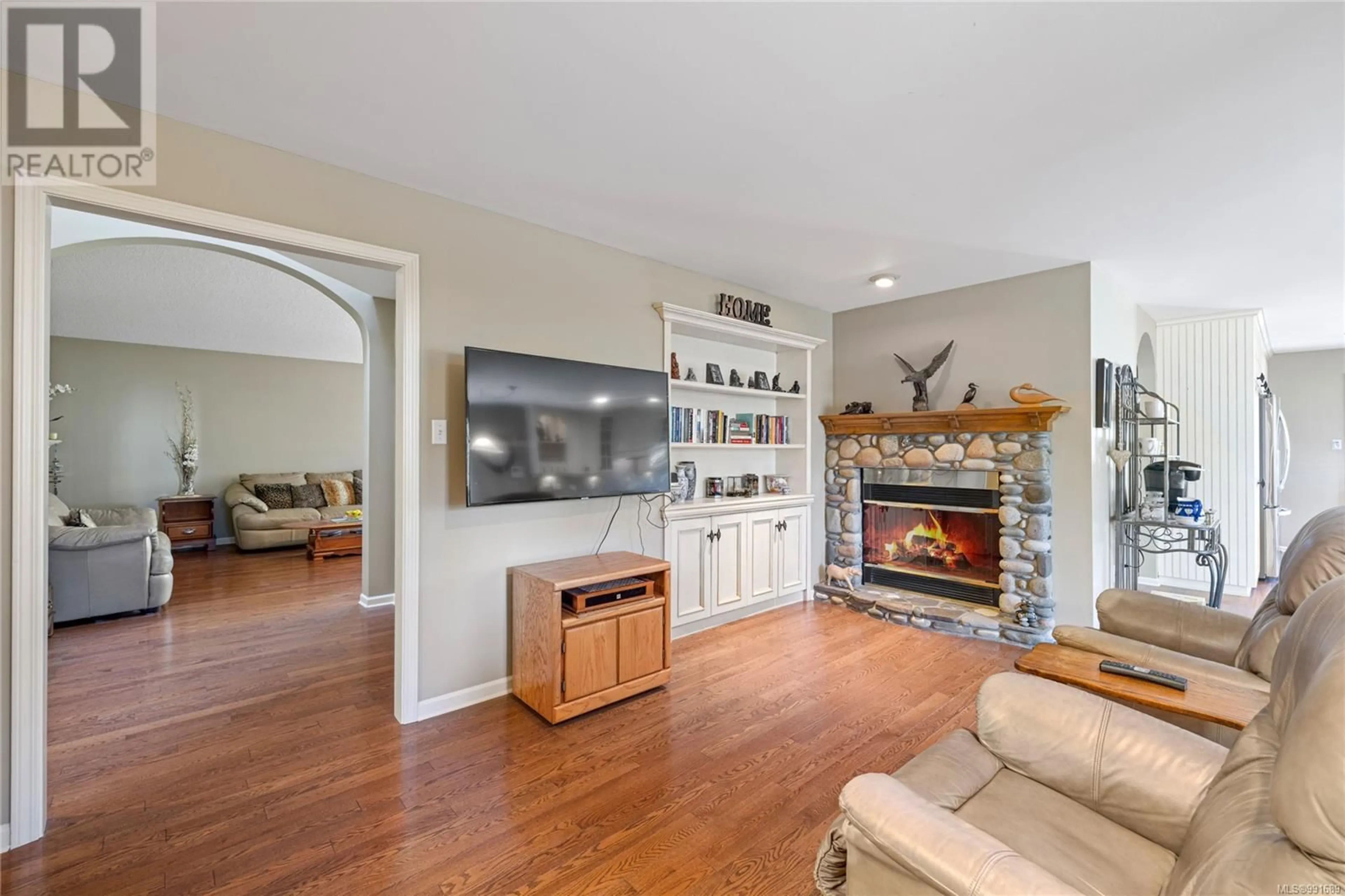 Living room with furniture, wood/laminate floor for 1424 BLACKBRANT PLACE, Parksville British Columbia V9P2A3