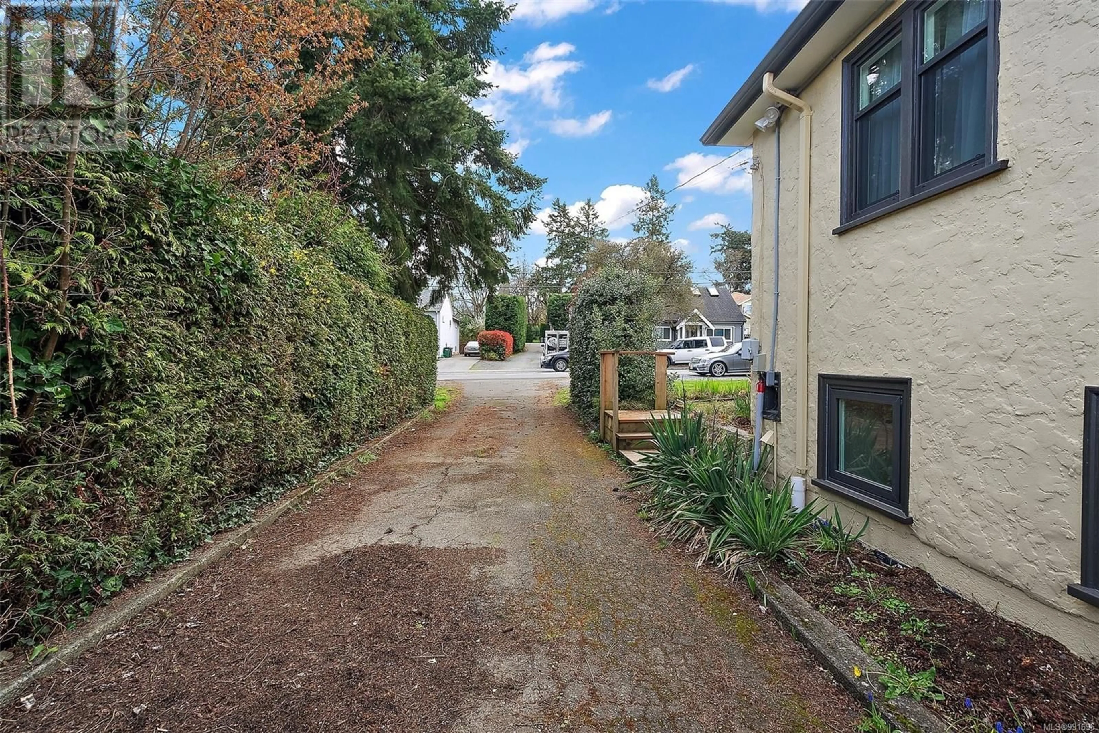 A pic from outside/outdoor area/front of a property/back of a property/a pic from drone, street for 920 LODGE AVENUE, Saanich British Columbia V8X3A8