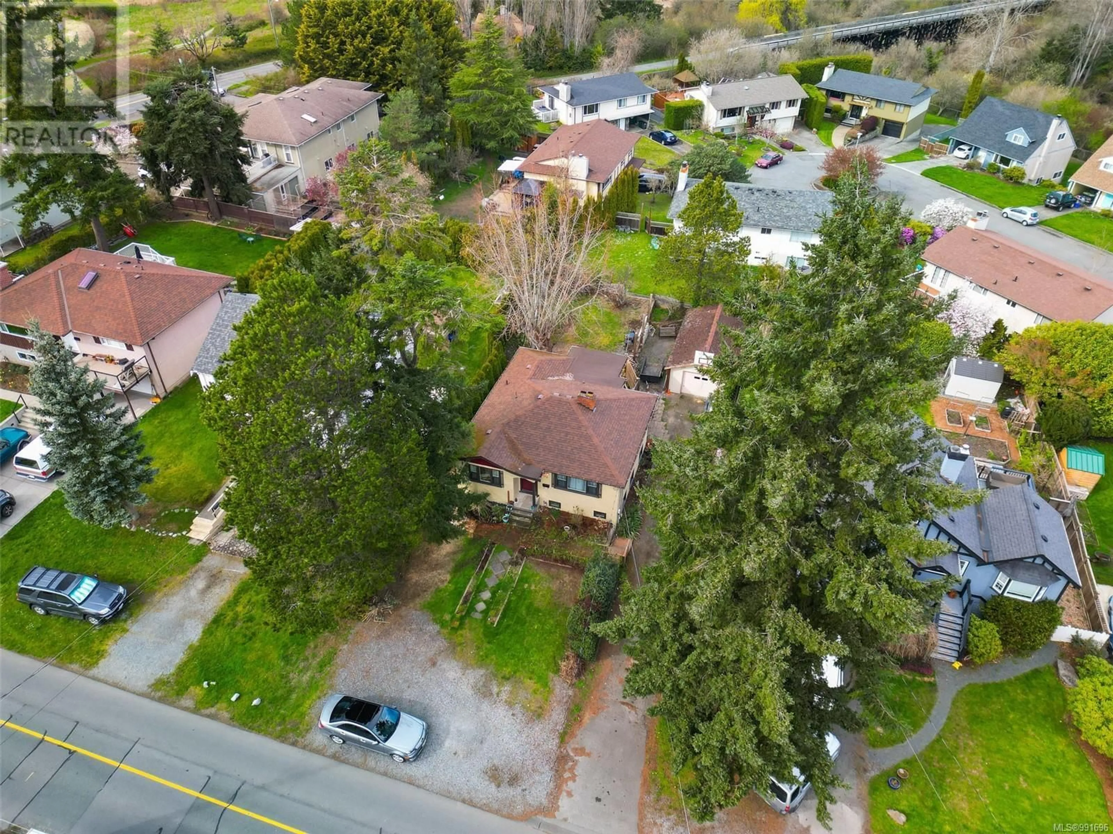 A pic from outside/outdoor area/front of a property/back of a property/a pic from drone, street for 920 LODGE AVENUE, Saanich British Columbia V8X3A8