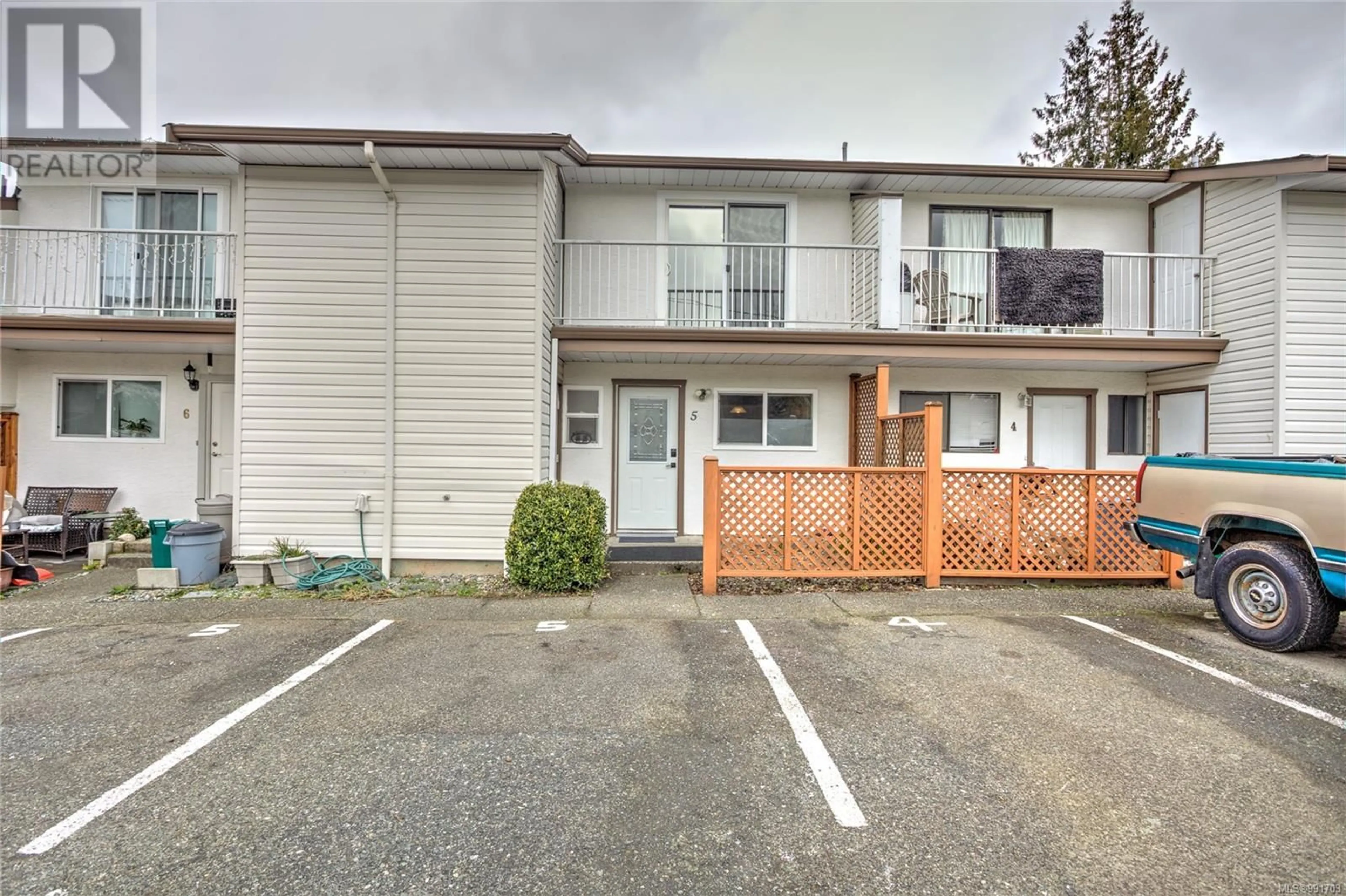 A pic from outside/outdoor area/front of a property/back of a property/a pic from drone, street for 5 1195 Stuart Pl, Ladysmith British Columbia V9G1P4