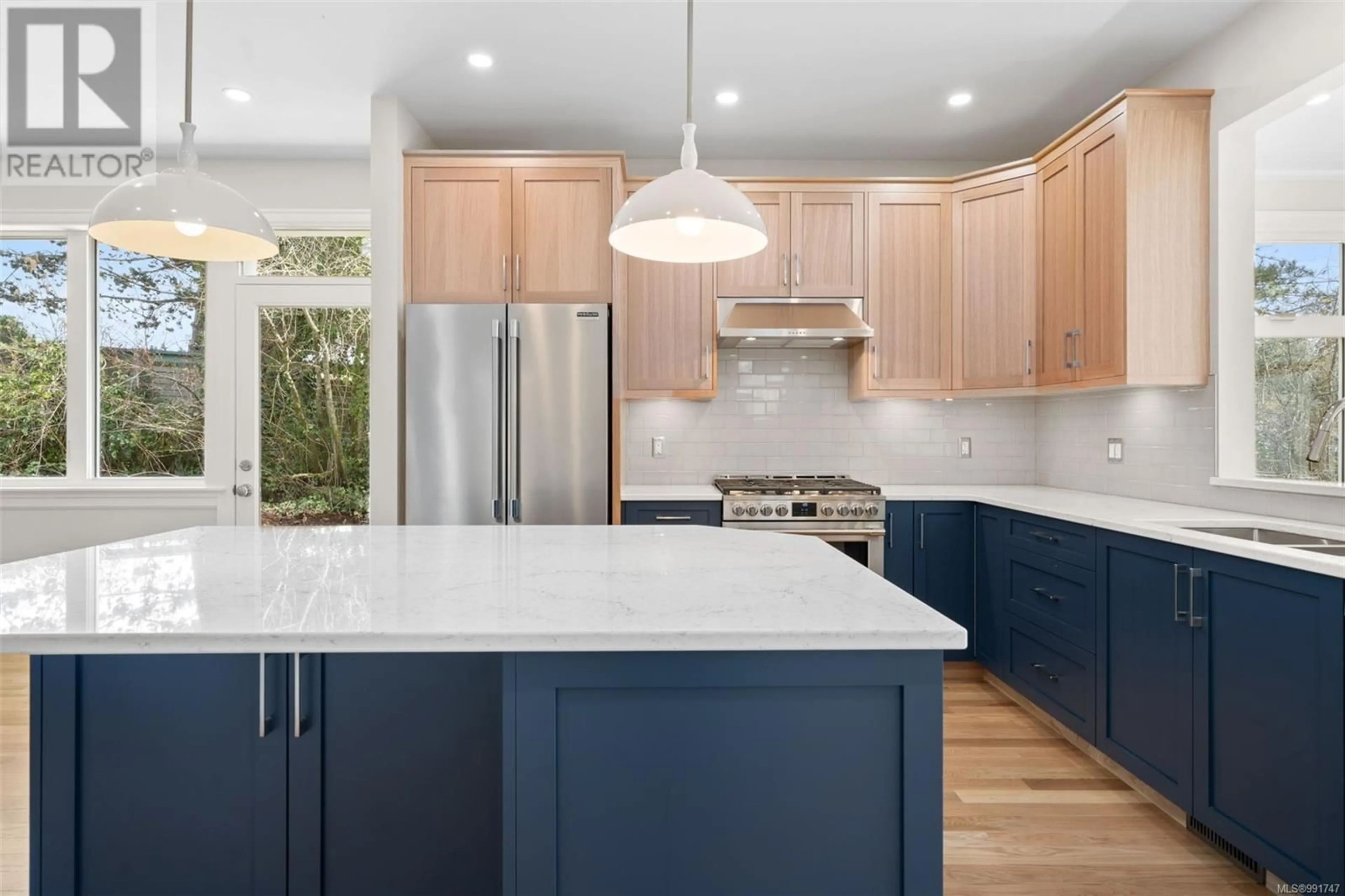 Contemporary kitchen, unknown for 3147 BOWKETT PLACE, Saanich British Columbia V8Z1K9