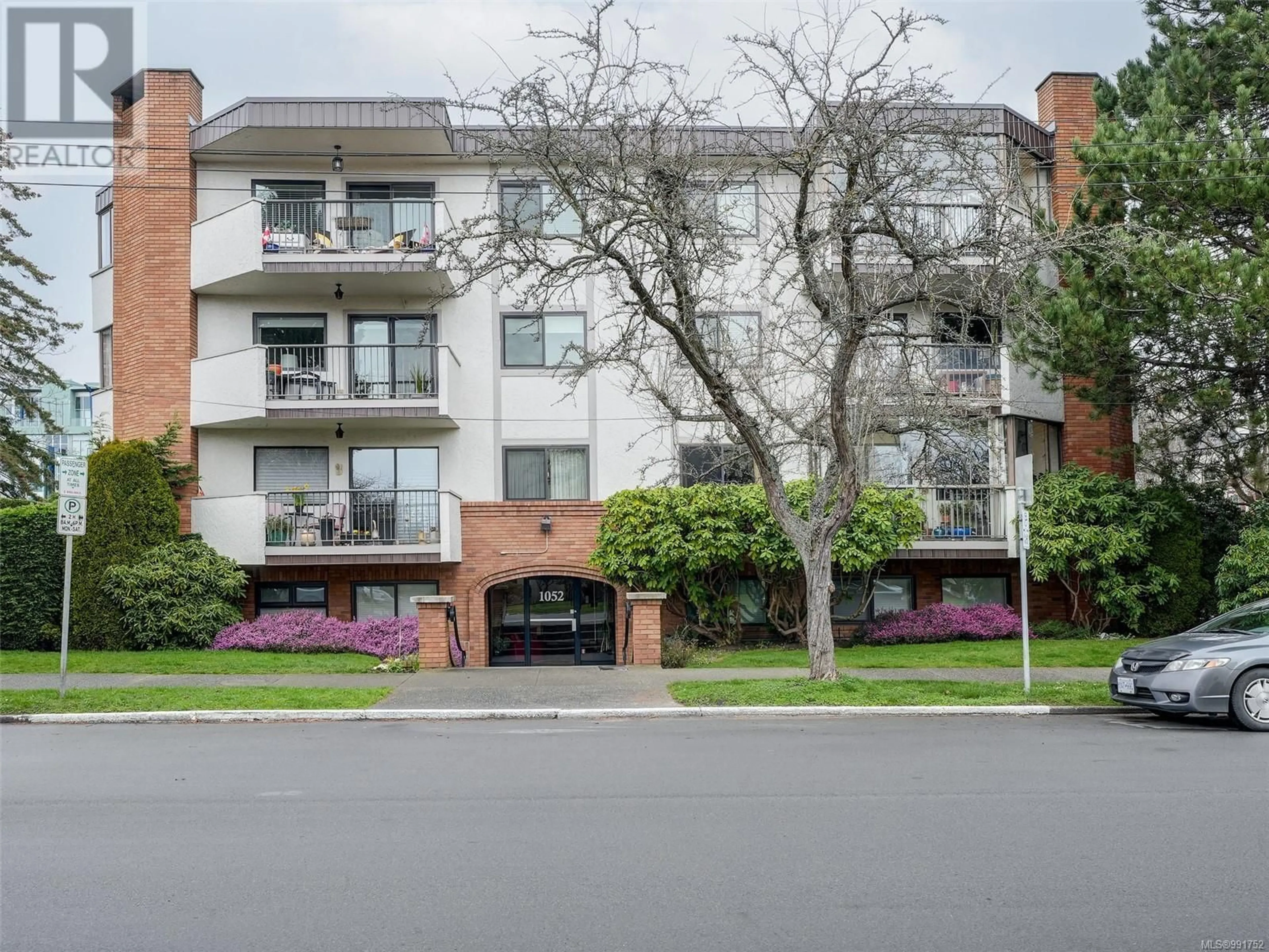 A pic from outside/outdoor area/front of a property/back of a property/a pic from drone, street for 304 1052 Rockland Ave, Victoria British Columbia V8V3H5