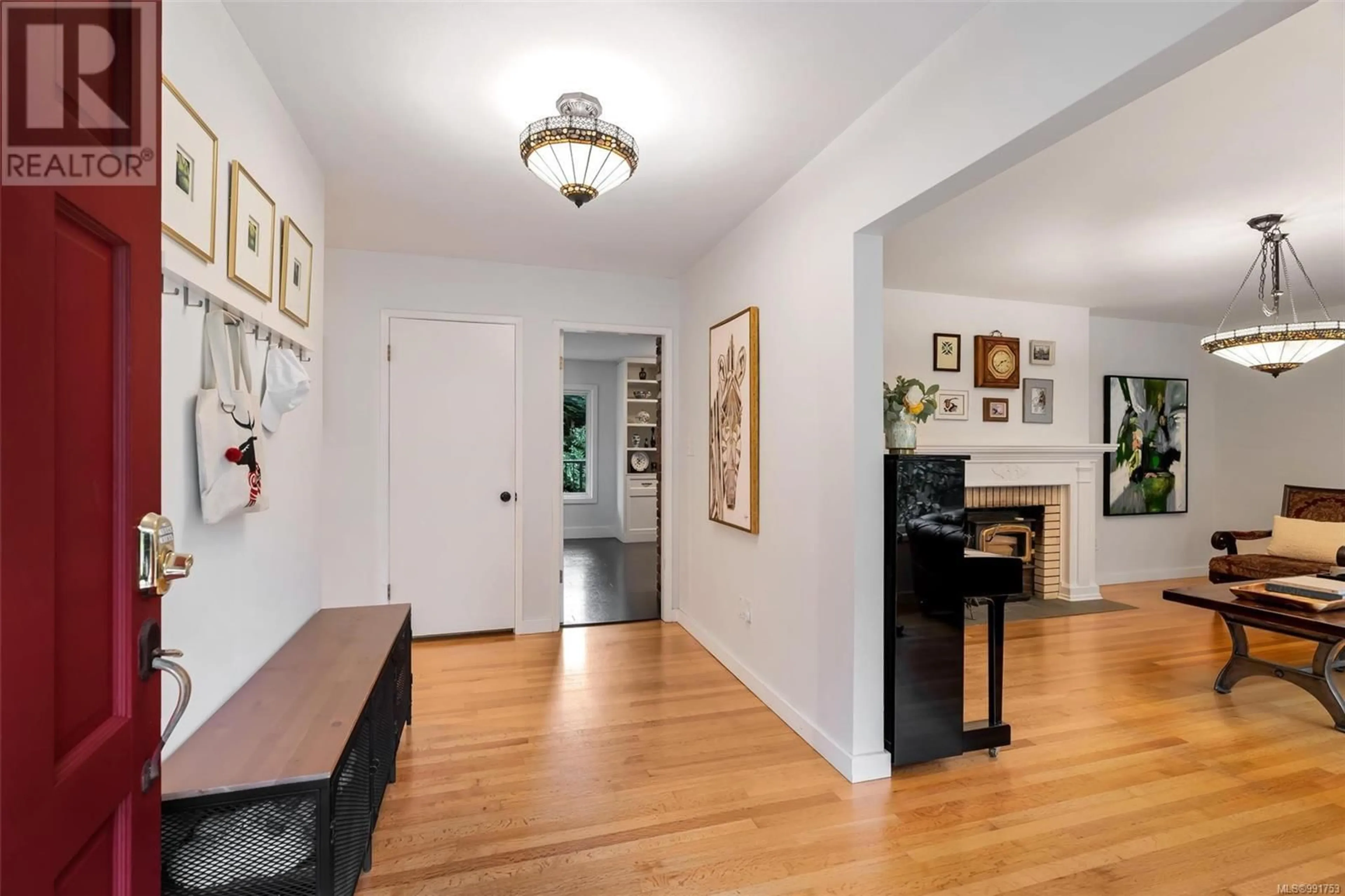 Indoor entryway for 2901 SEA POINT DRIVE, Saanich British Columbia V8N1S9